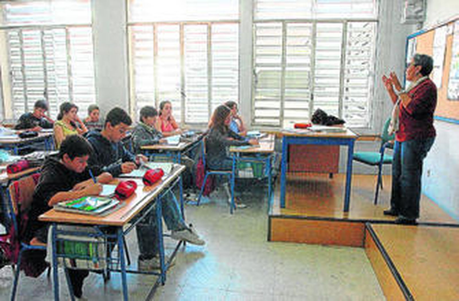 Una profesora imparte clase en un instituto.