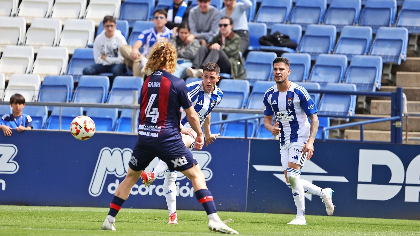 Caye Quintana mira la trayectoria del esférico.