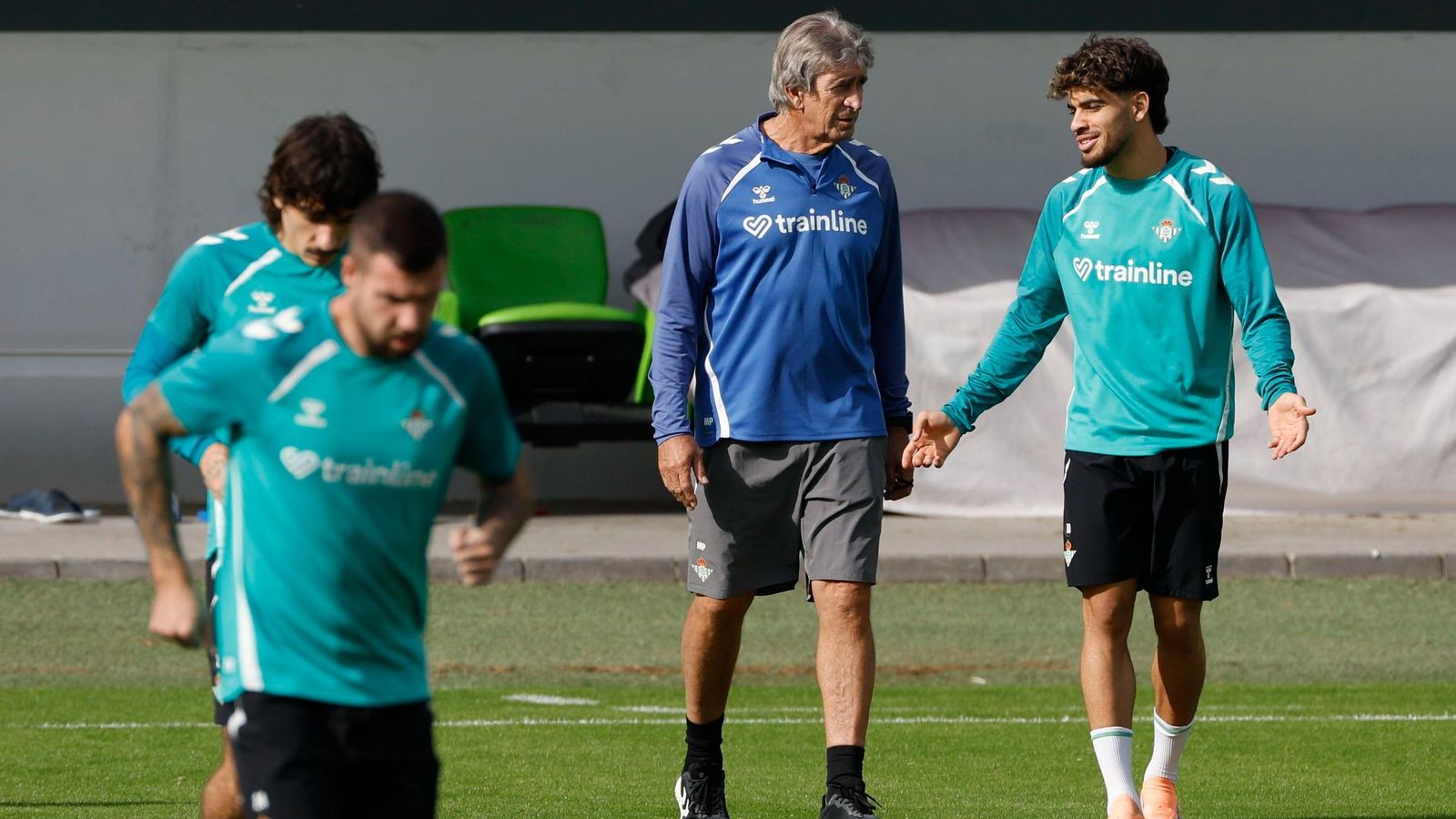 Manuel Pellegrini conversa con Abde durante un entrenamiento del Betis.
