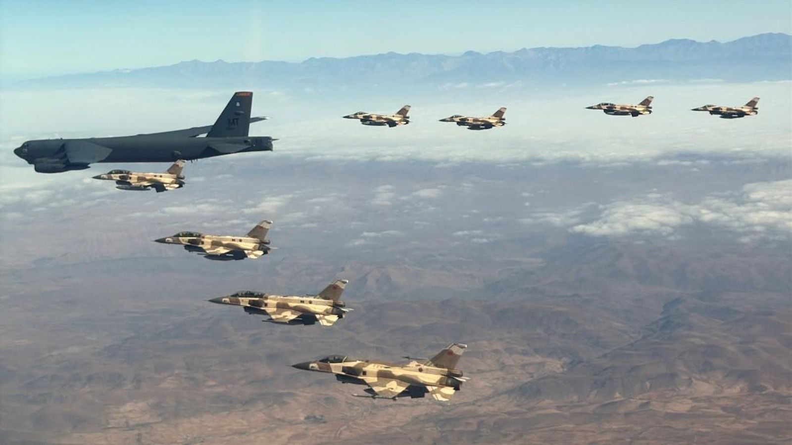 Un bombardero B-52 de la Fuerza Aérea de Estados Unidos (con base en Morón de la Frontera, Sevilla) volando en formación con aviones de combate F-16 marroquíes. Un bombardero B-52 de la Fuerza Aérea de Estados Unidos (con base en Morón de la Frontera, Sevilla) volando en formación con aviones de combate F-16 marroquíes.