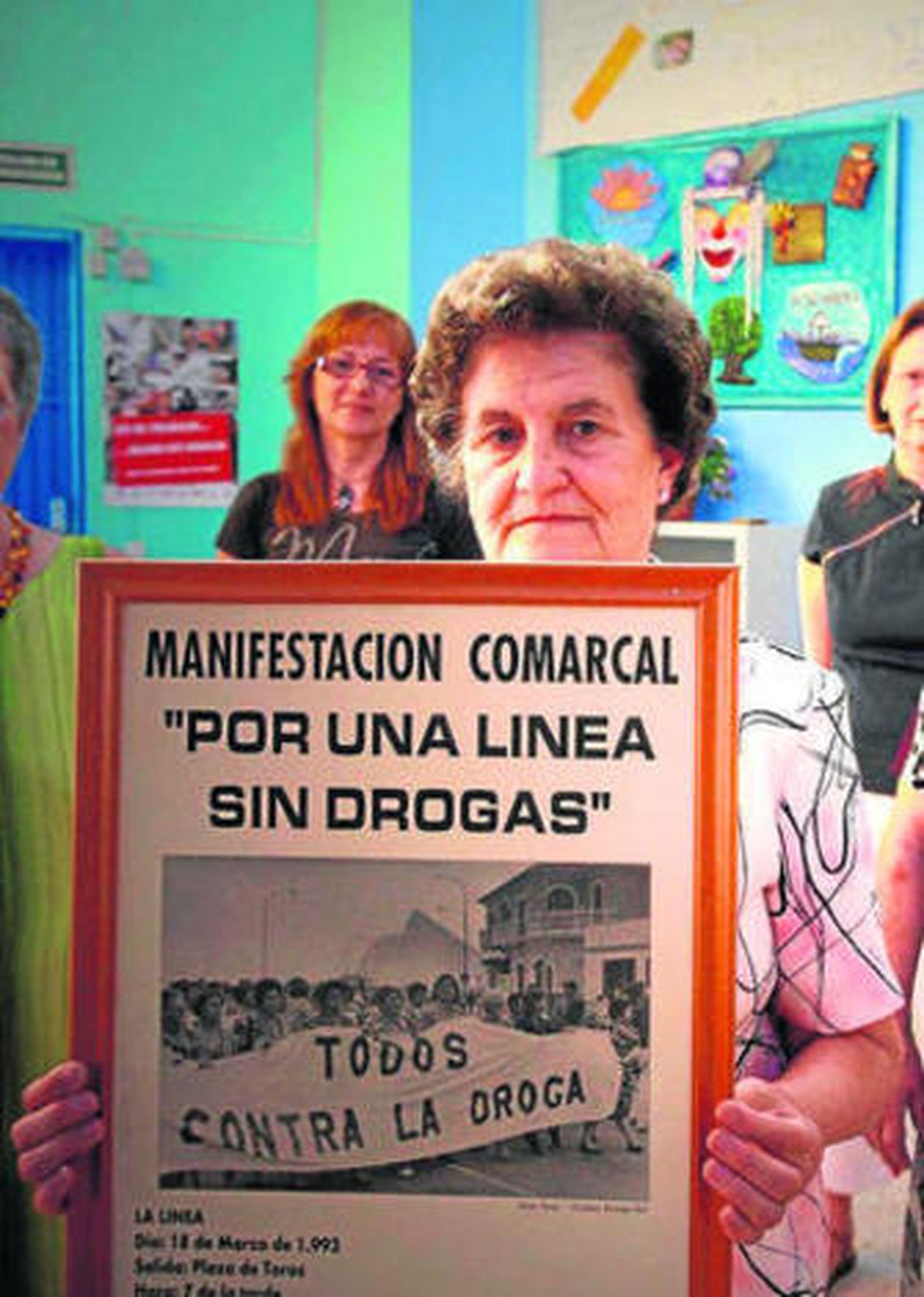 Soledad Martín sostiene un cartel de una protesta realizada en 1993.