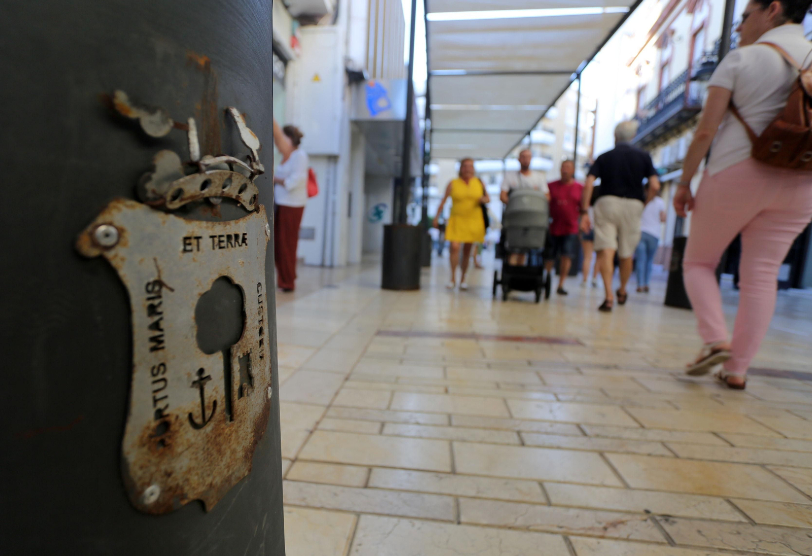 Uno de los escudos de los postes de los toldos.