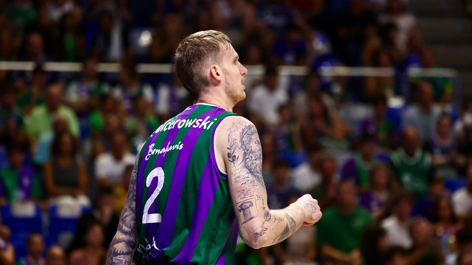 La fiesta previa del Unicaja: Subida de bandera, homenaje a Toñi García, nuevo videomarcador...