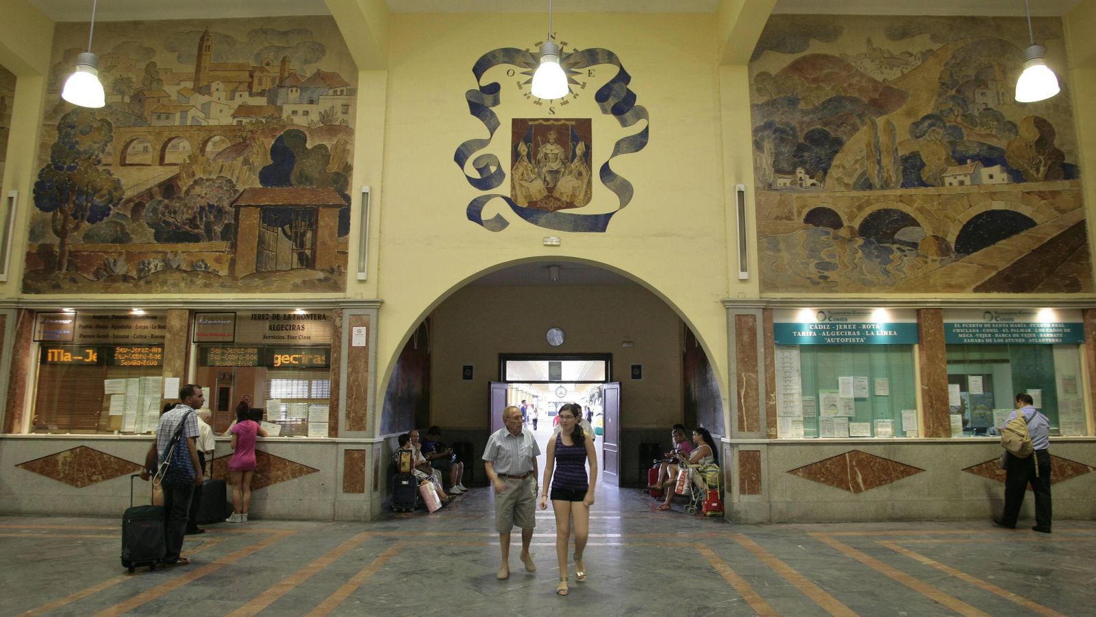 La estación de autobuses con los magníficos frescos de Juan Miguel Sánchez.