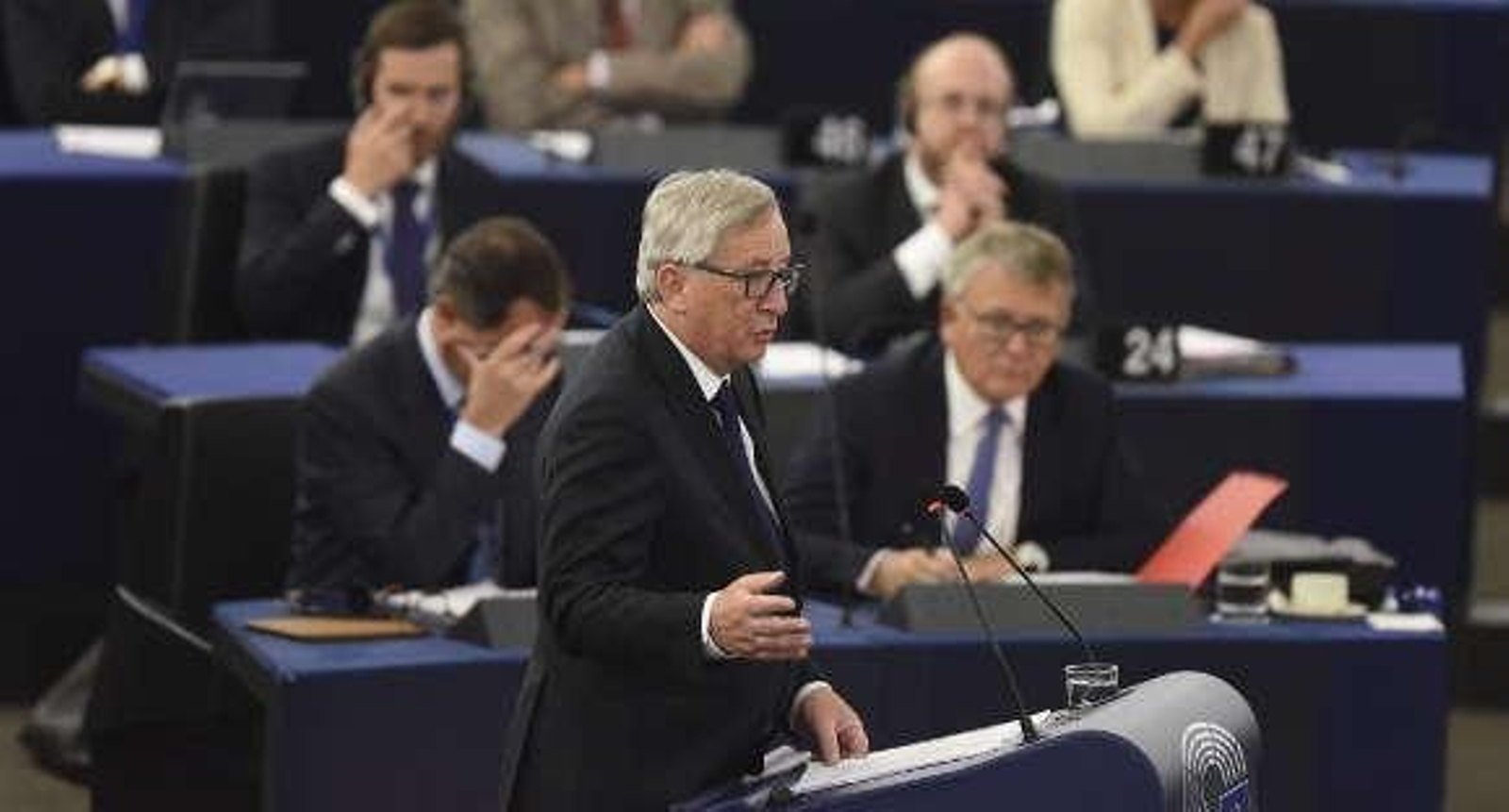 Juncker exige acoger a 120.000 refugiados de Italia, Grecia y Hungría