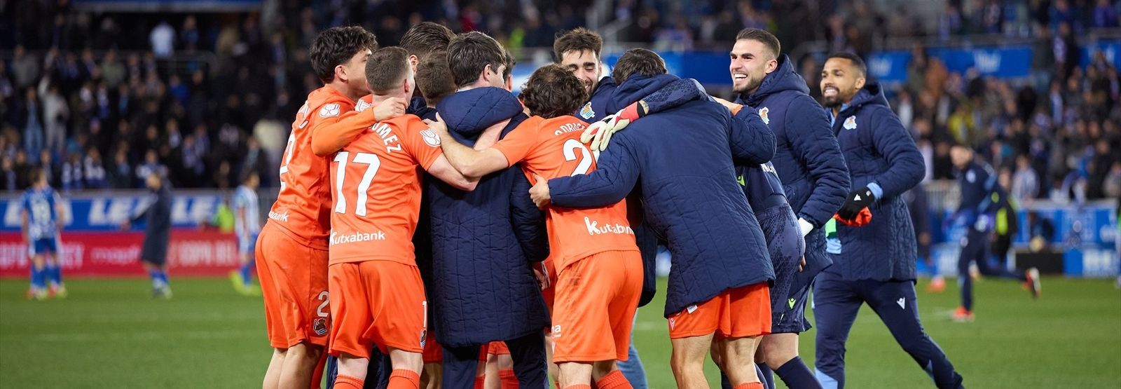 Los futbolistas de la Real Sociedad se abrazan al finalizar el partido.