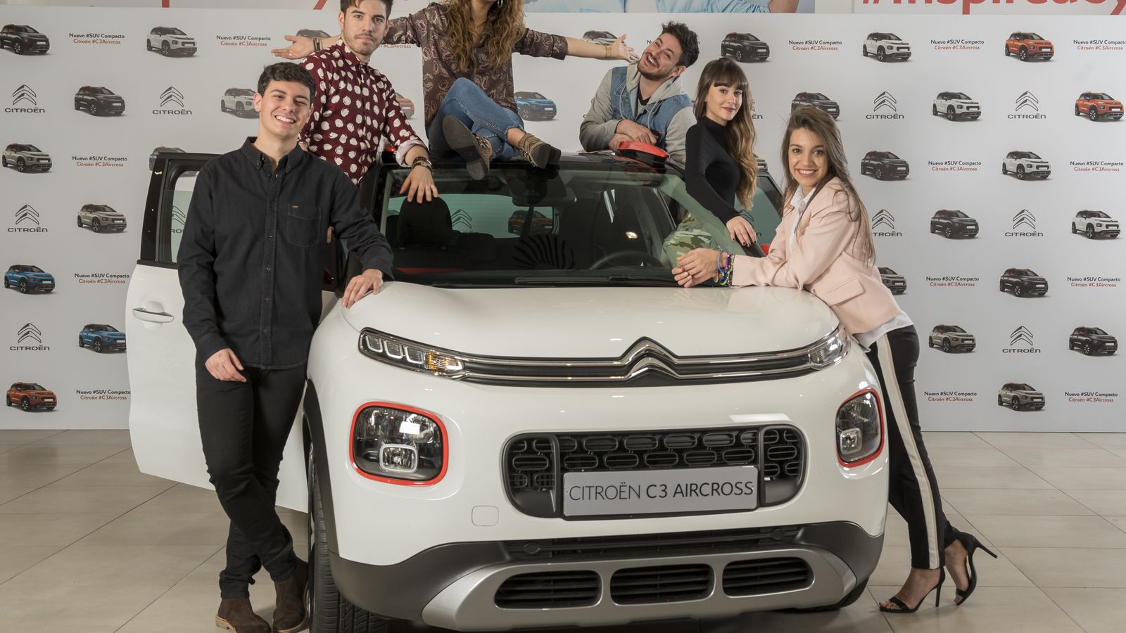 Imagen de los integrantes de OT con el nuevo modelo.