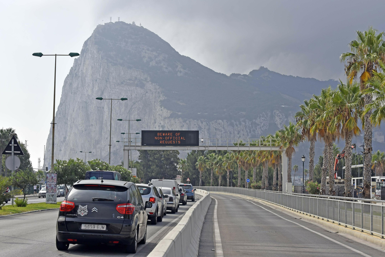 Varios coches, en la cola para acceder a Gibraltar.