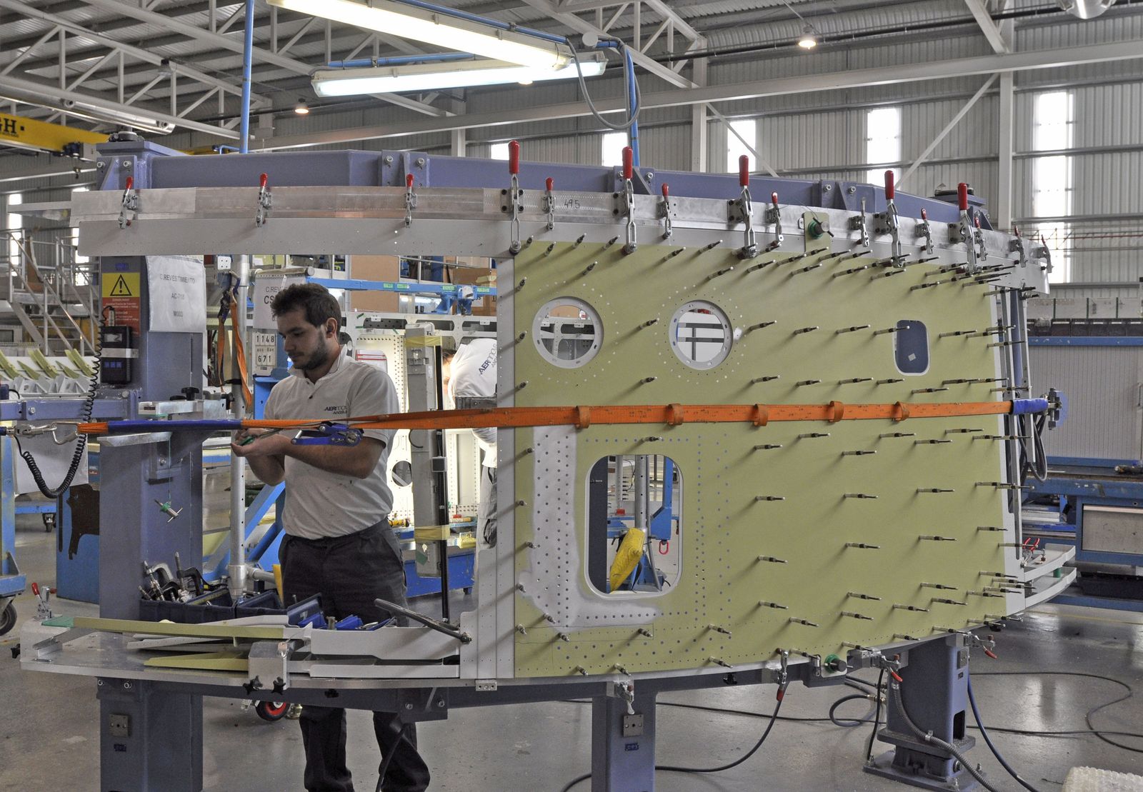 Un operario en una de las empresas del parque empresarial aerópolis