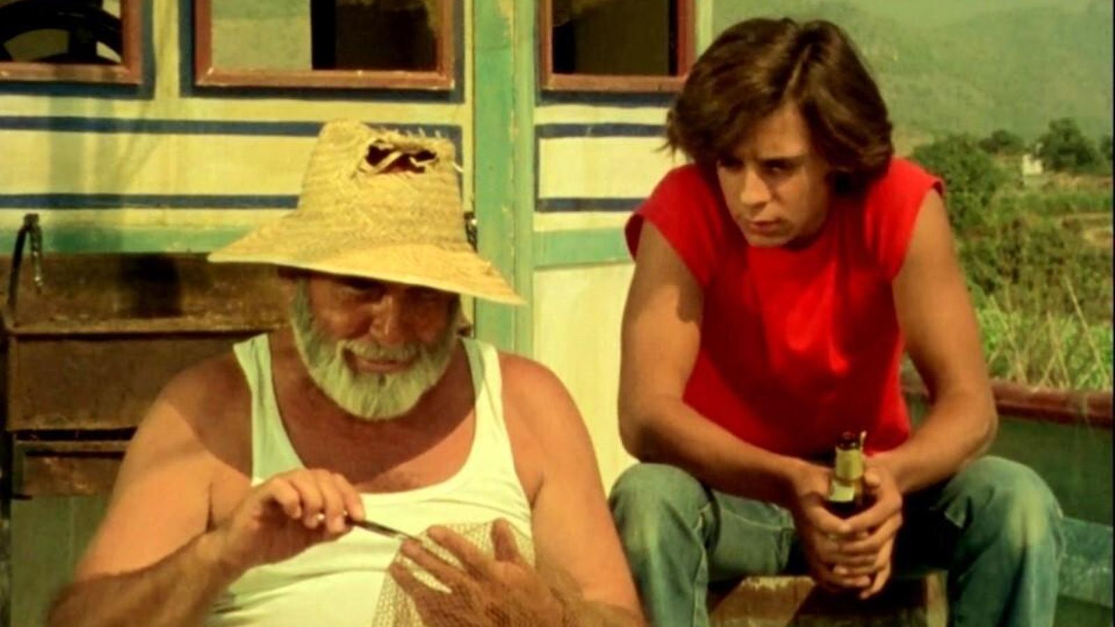 Pancho, con un botellín de cerveza, y Chanquete en 'Verano Azul'