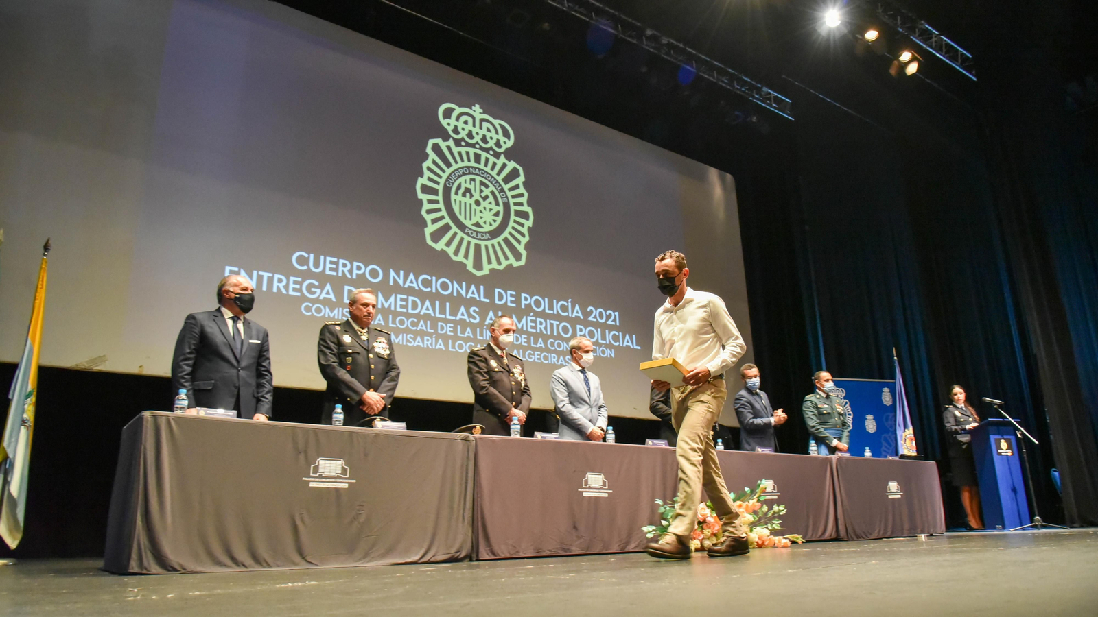 Las fotos de la entrega de medallas por el Dia de la Policía Nacional