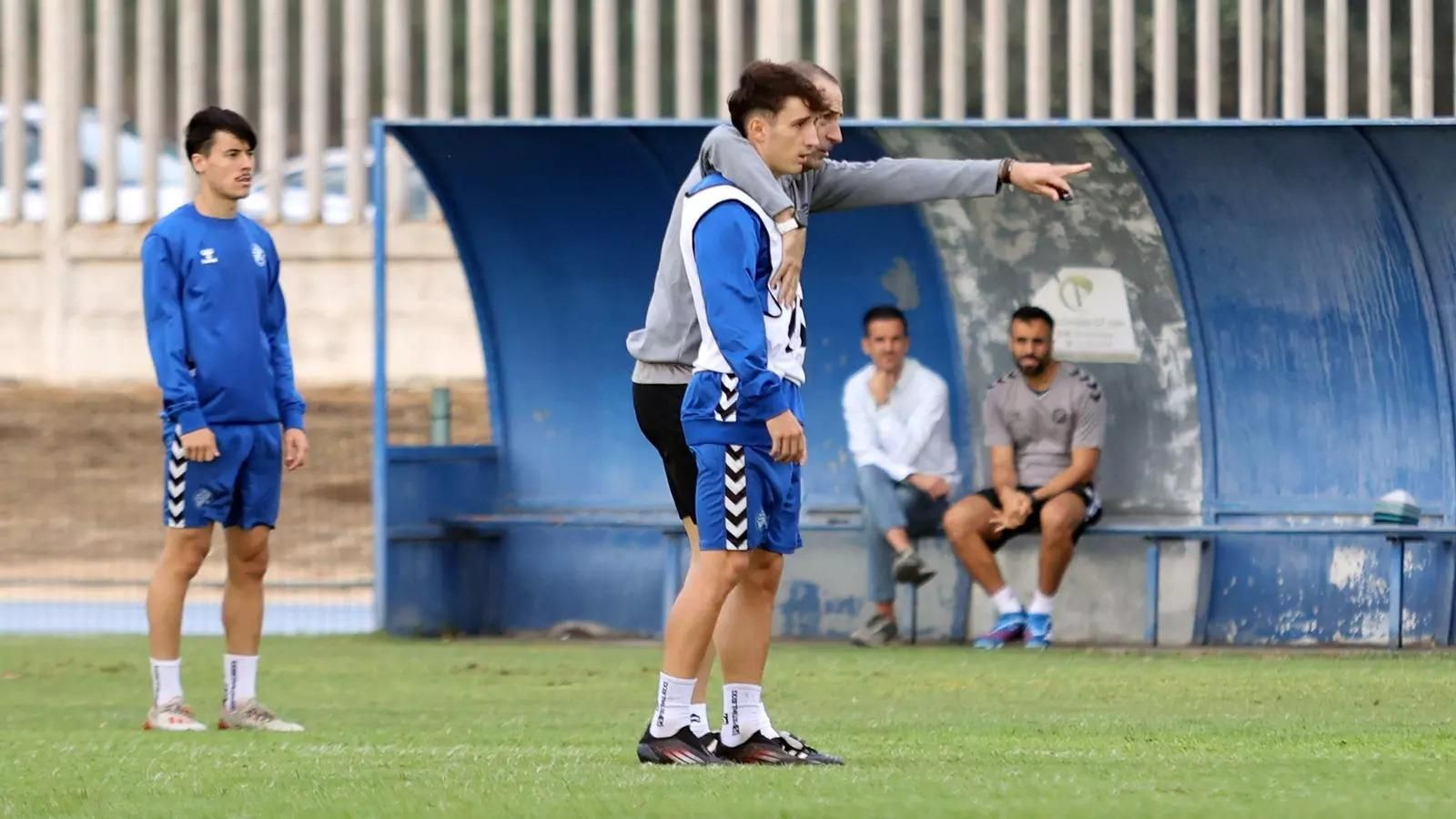 Diego Caro da indicaciones a Diego Iglesias en un entrenamiento.