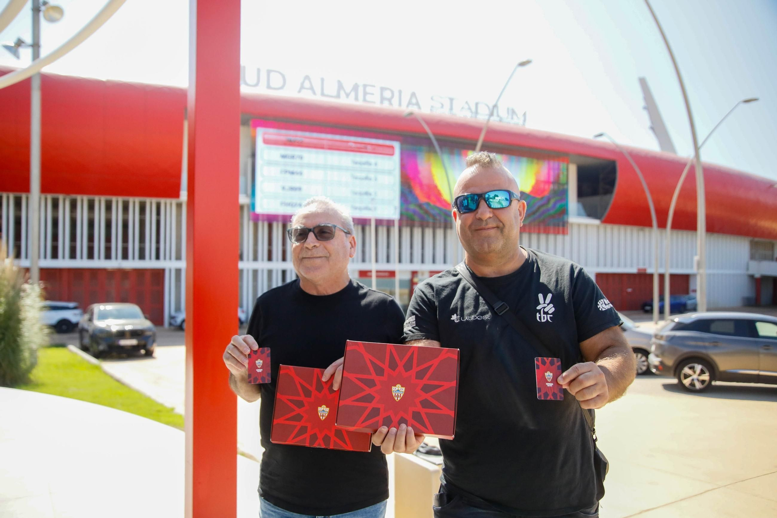 Las imágenes de la campaña de abonos de la UDA y apertura de la tienda del club