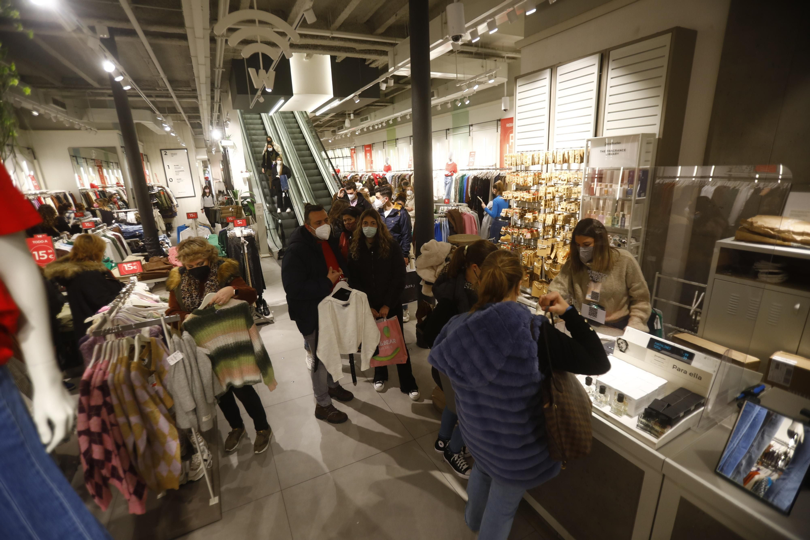 Así ha sido el primer día de rebajas en Córdoba, en fotografías