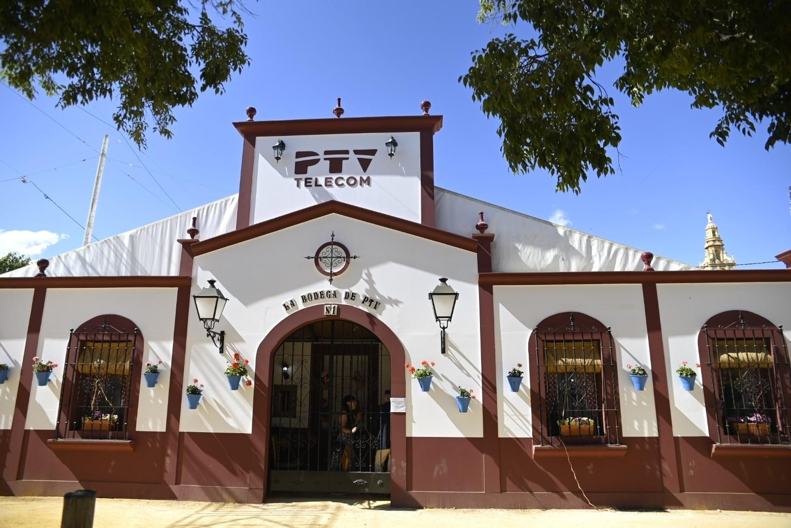 La Bodega de PTV. Mejor portada Un recorrido en imágenes por las casetas ganadoras de la Feria de Córdoba