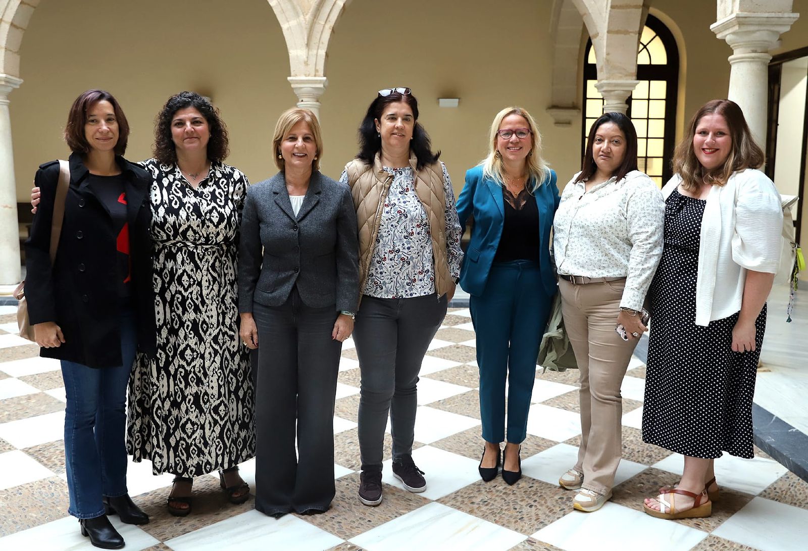 María José García Pelayo y Yessica Quintero, con una representación de este colectivo.
