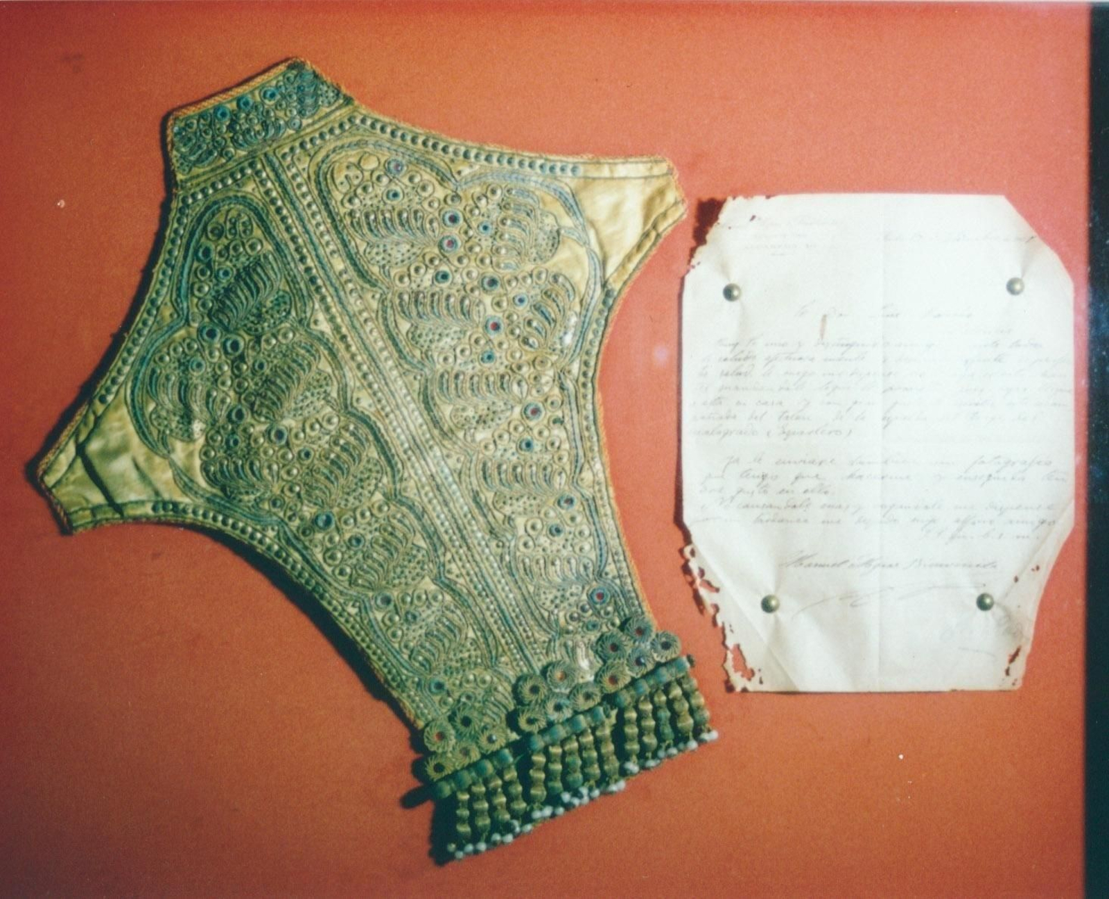 Espaldilla de la chaquetilla que llevo El Espartero la tarde de su muerte.