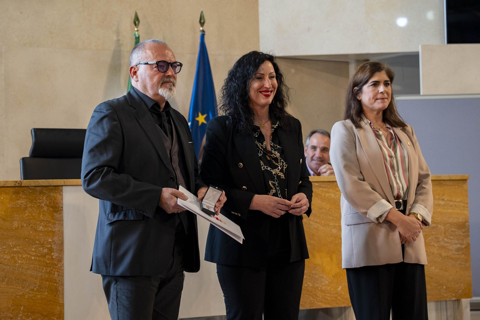 Almería rinde homenaje a su personal municipal con la imposición de los Escudos de Oro