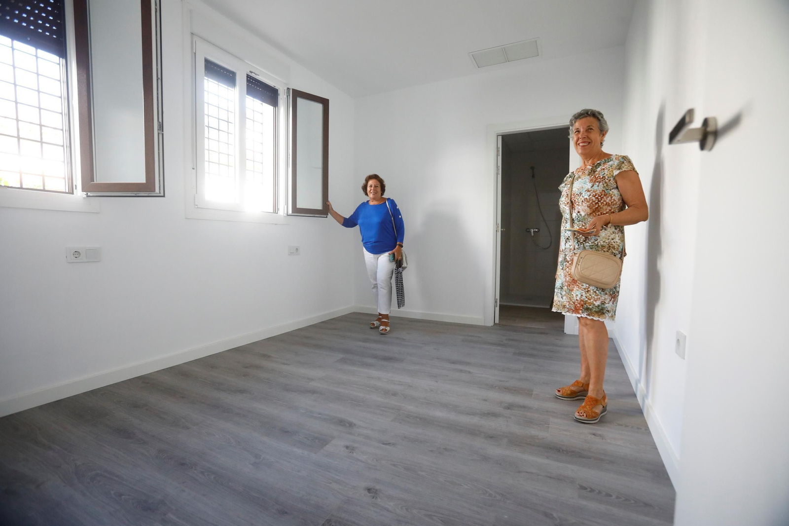 La entrega de las viviendas de la calle Don Rodrigo de Córdoba a 23 personas mayores, en imágenes