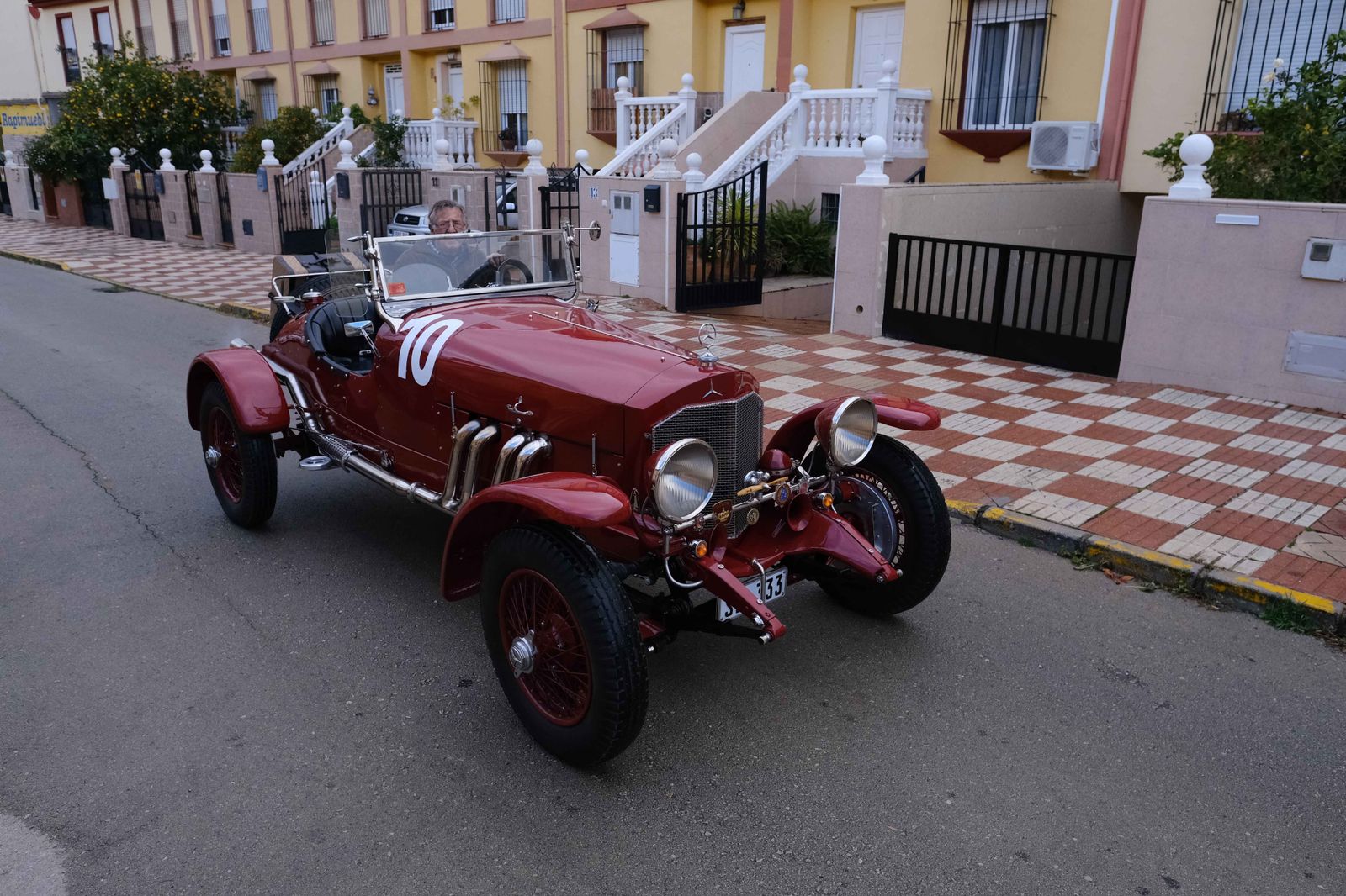 Bernardino Ramírez conduce su Daimler-Benz deportivo por las calles de Ronda.