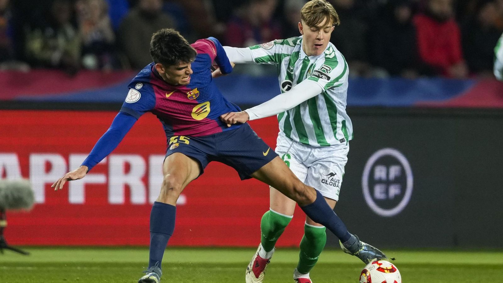 Jesús Rodríguez intenta marcharse de Gerard Martín.