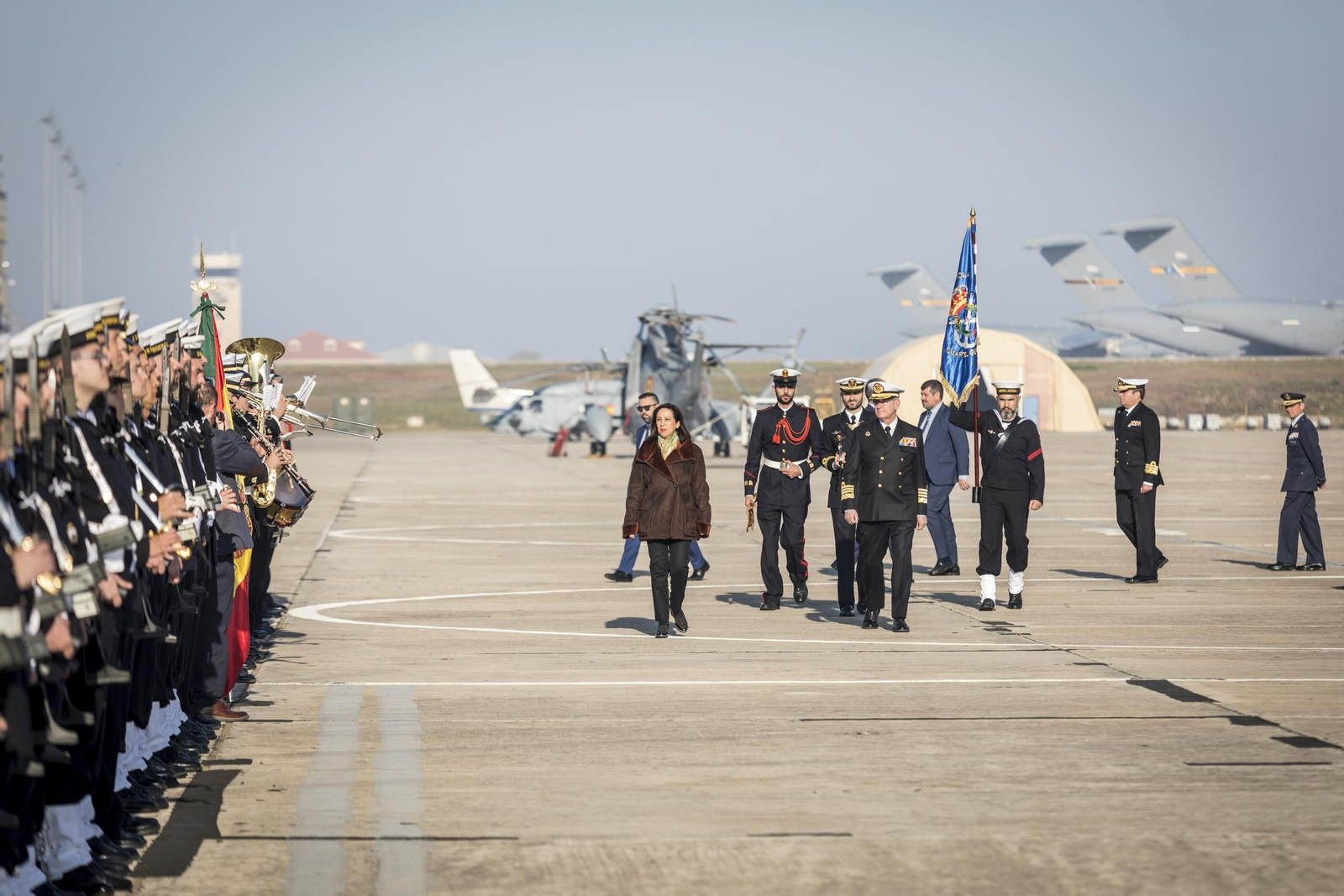 La ministra de Defensa, Margarita Robles en su visita a la base de Rota