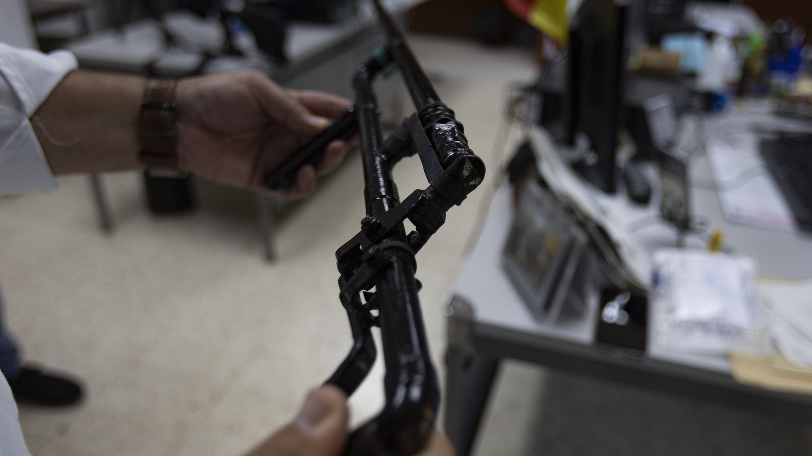 Arma fabricada con tubos de fontanería.