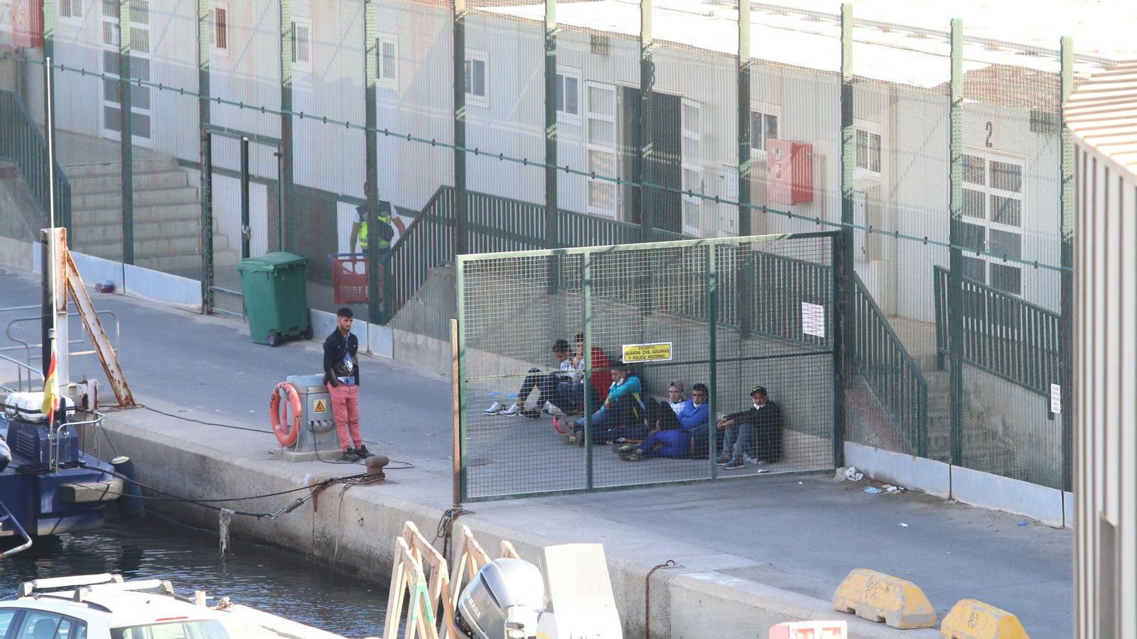 Jóvenes argelinos en las instalaciones del CATE en el Puerto de Almería