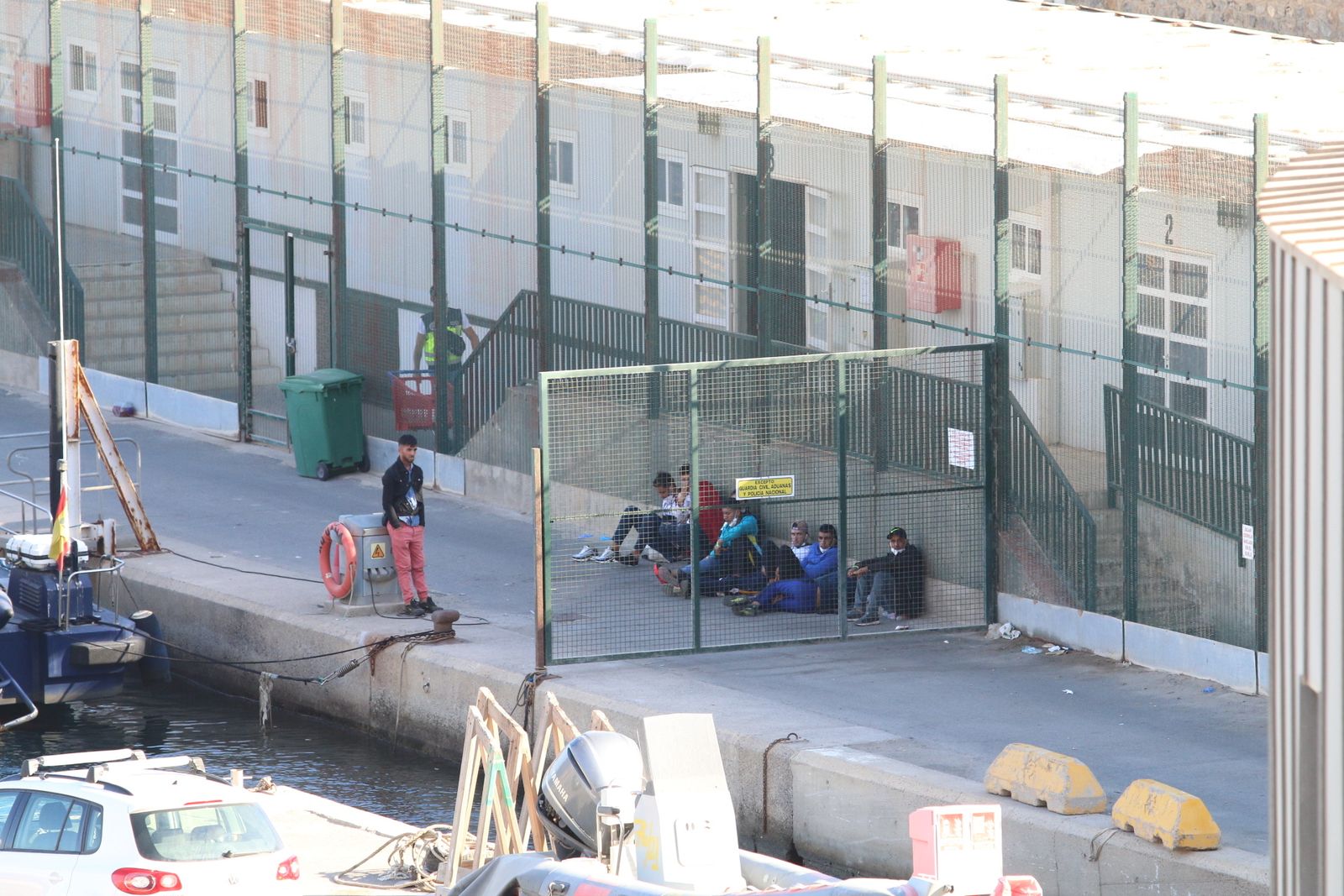 Jóvenes argelinos en las instalaciones del CATE en el Puerto de Almería