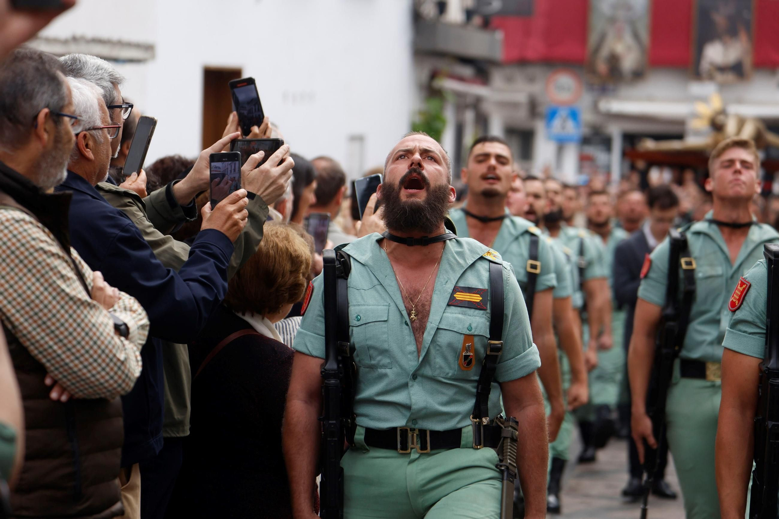 El vía crucis de la Caridad con la Legión en el Viernes Santo de Córdoba, en imágenes
