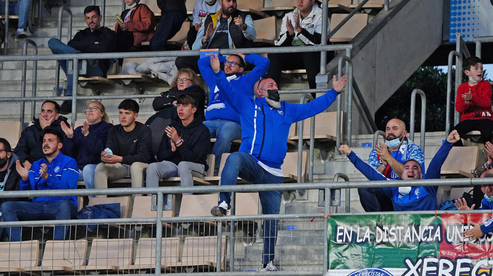 Imágenes del partido entre el Xerez DFC y el Vélez CF (0-0)