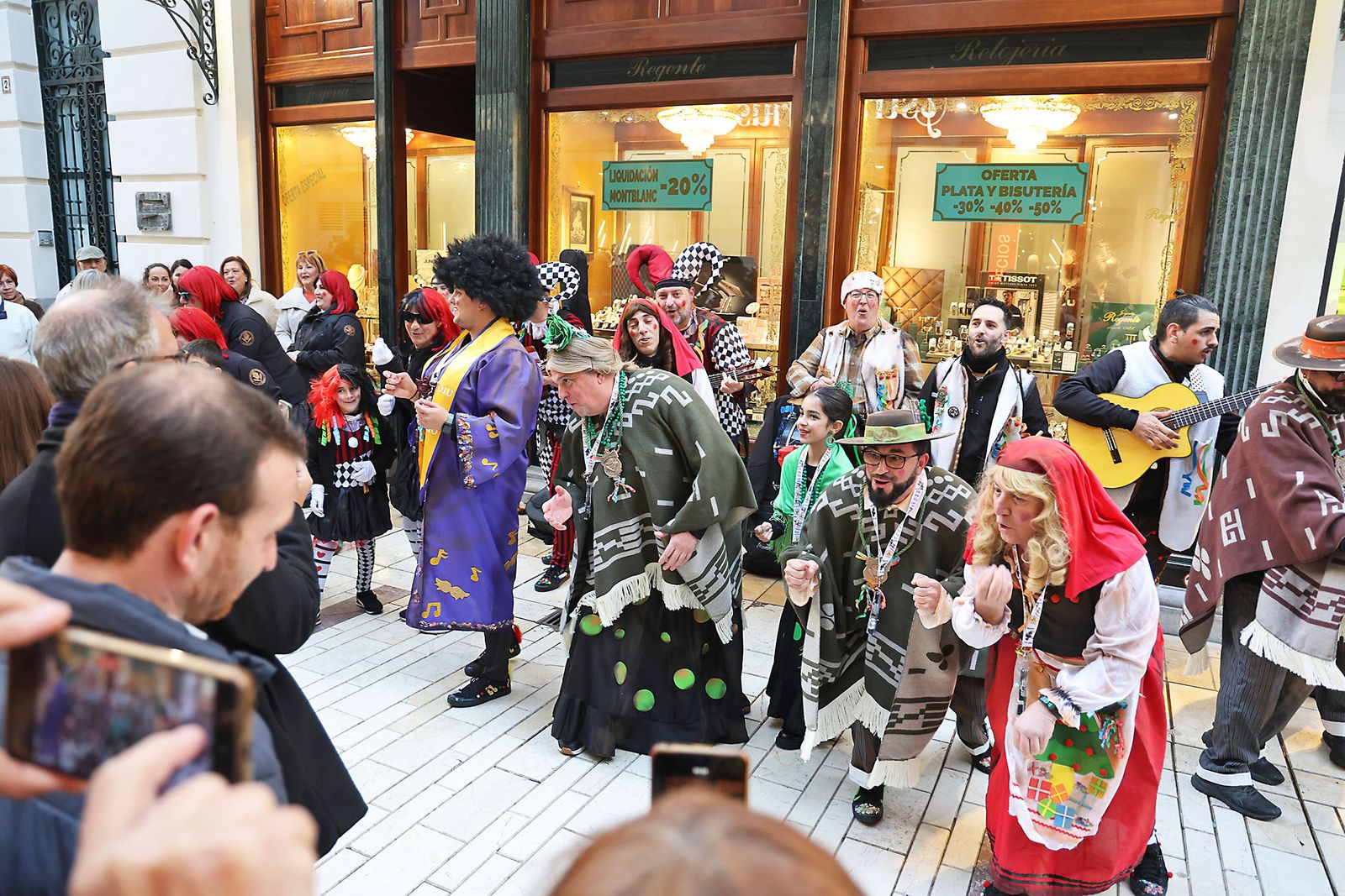 Las agrupaciones del Carnaval Colombino toman las calles del centro de Huelva
