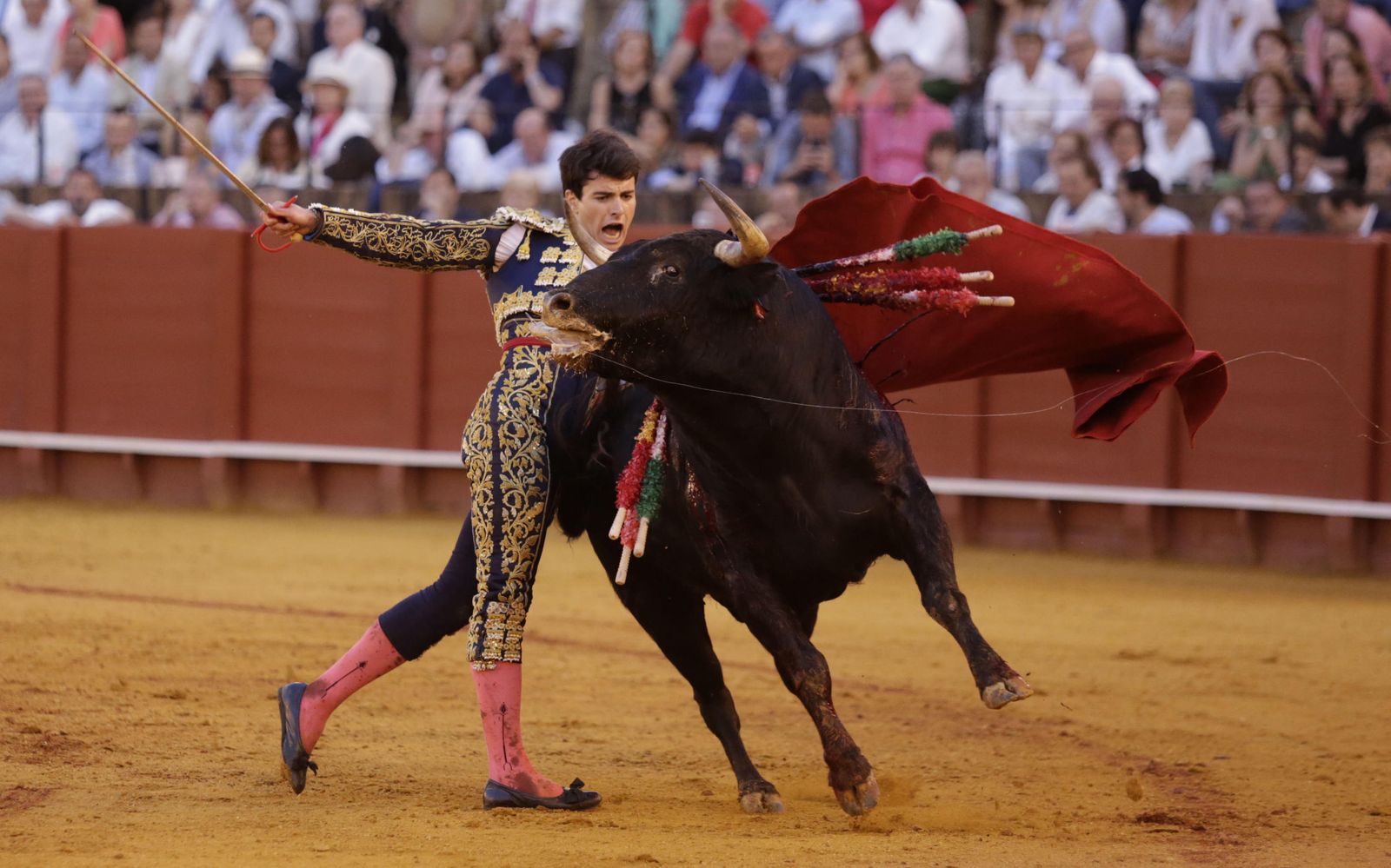 Toñete cerró la novillada en la Maestranza.