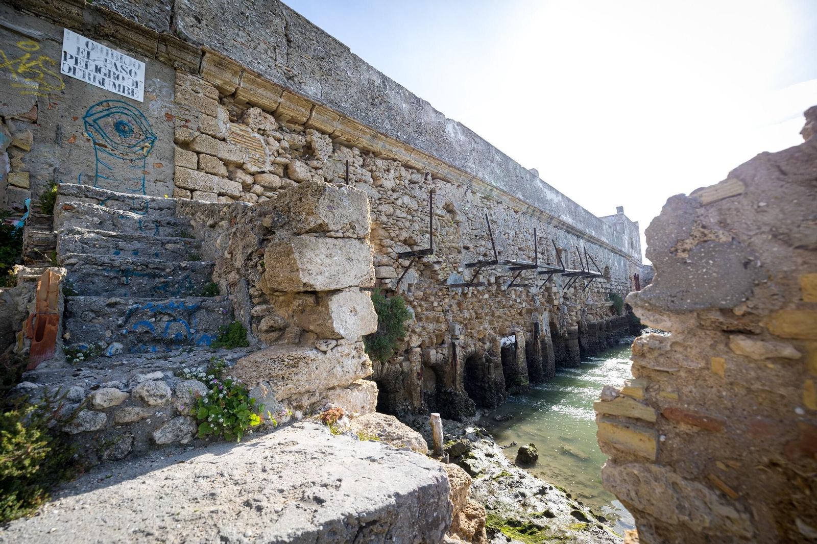 Imágenes del pésimo estado del molino de mareas de Cádiz