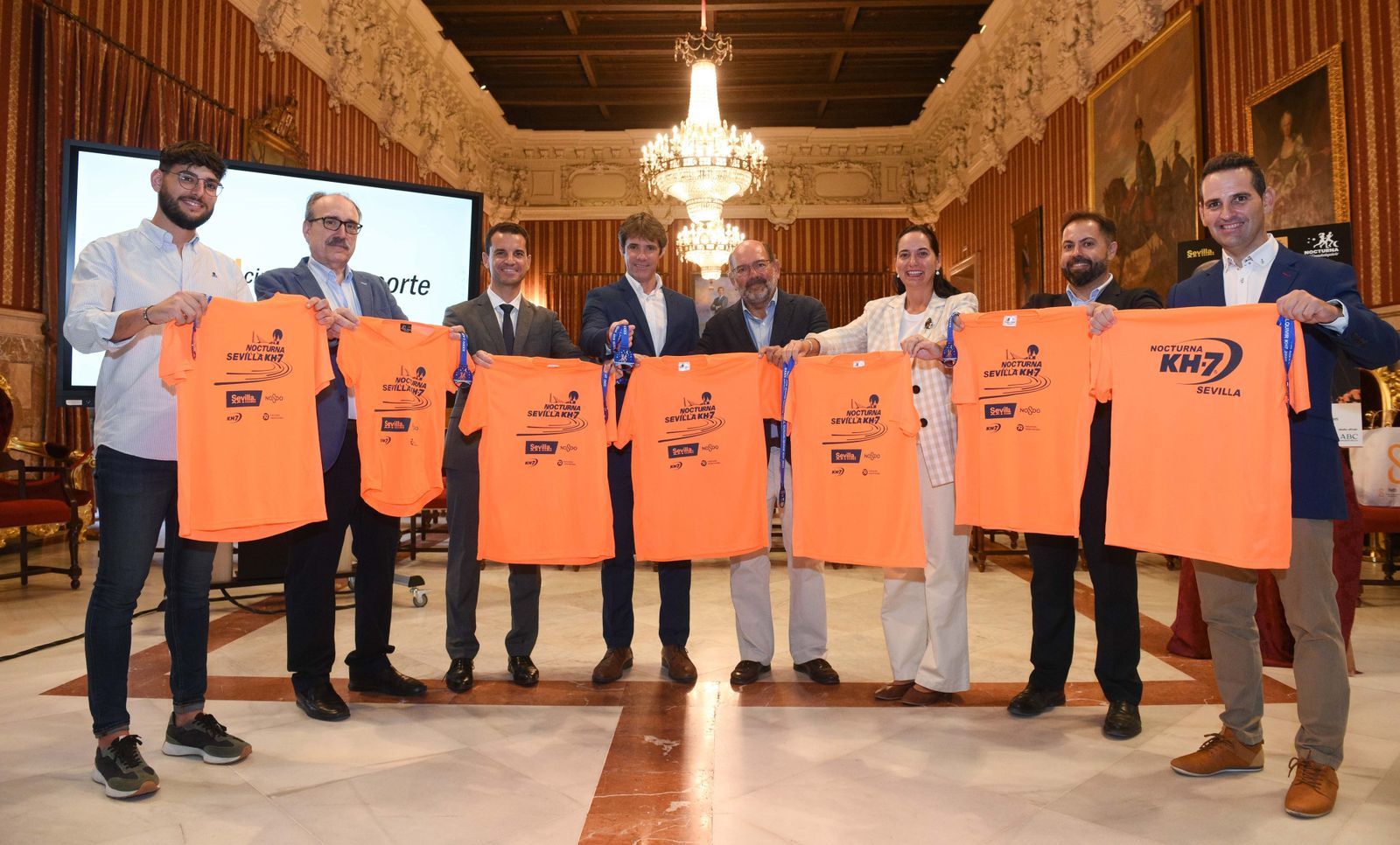 Presentación de la camiseta y de la medalla de la Nocturna del Guadalquivir.