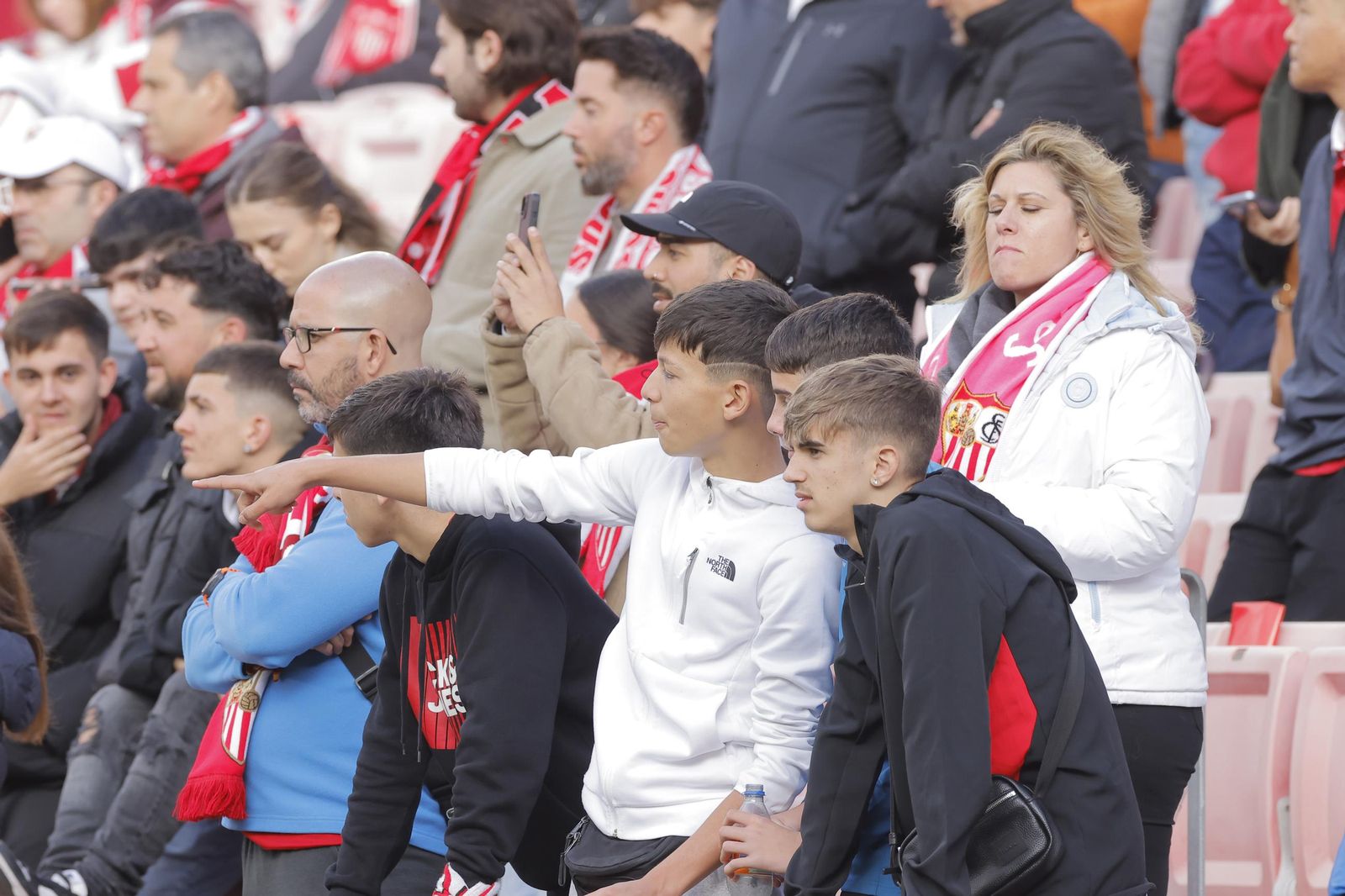 Búscate en las fotos del Sevilla -Betis