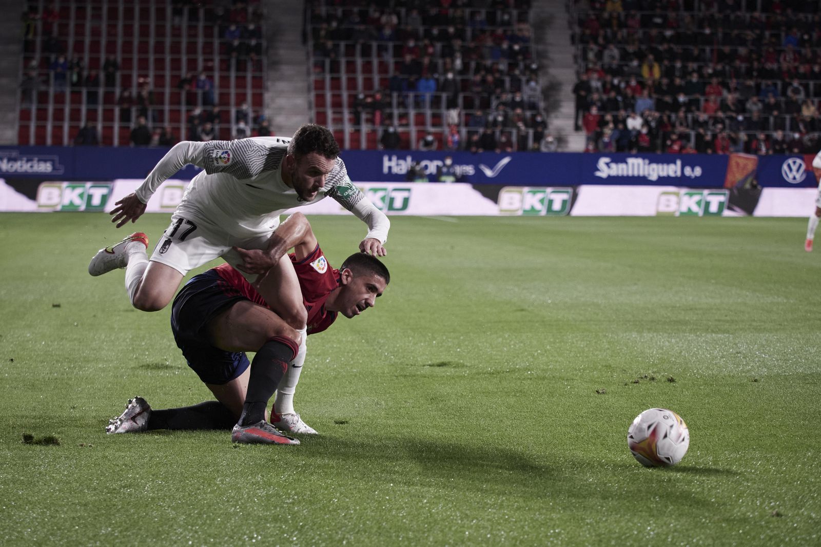 Quini intenta superar a Cote.