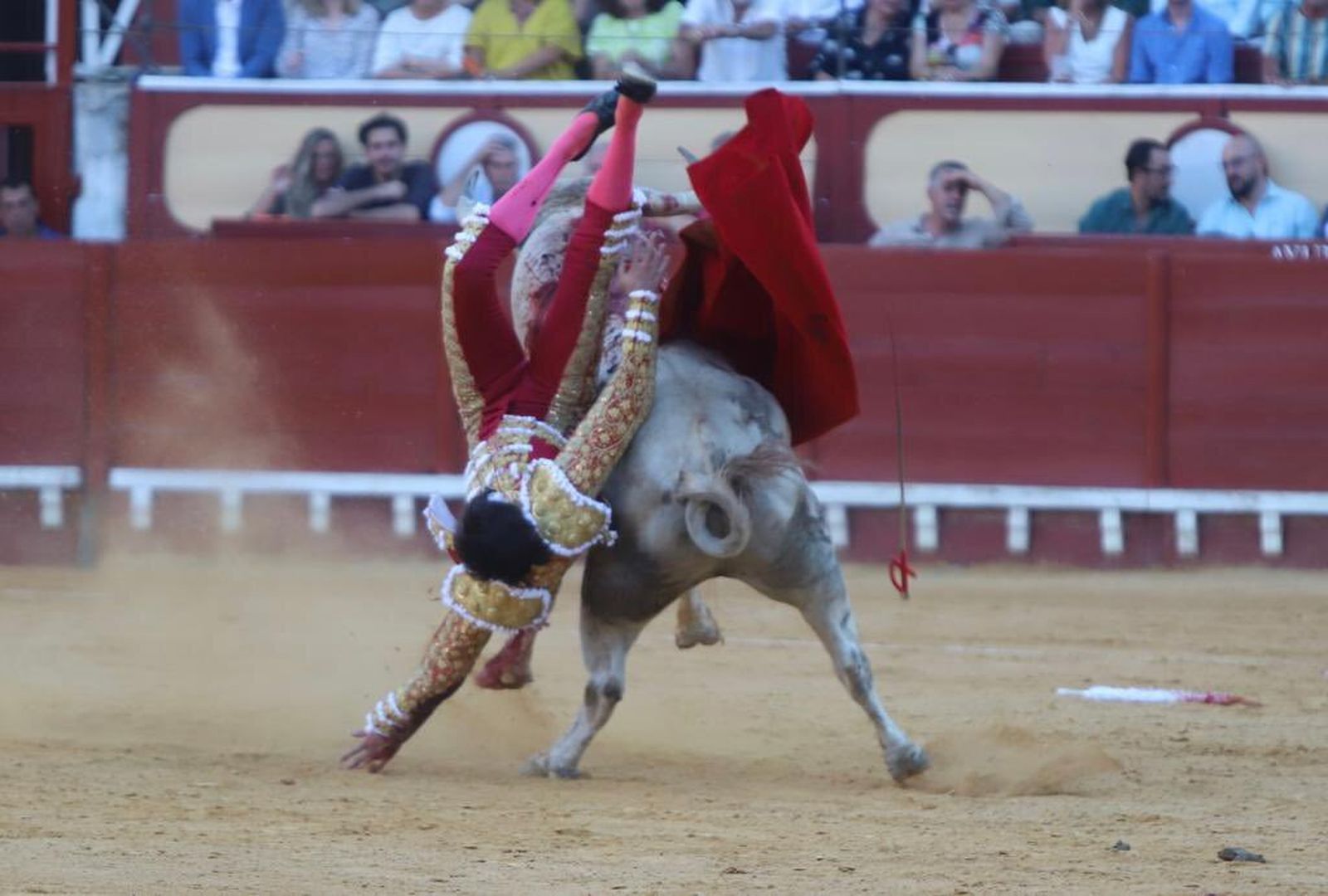 Imagen de la cogida a Roca Rey en el Puerto de Santa María.