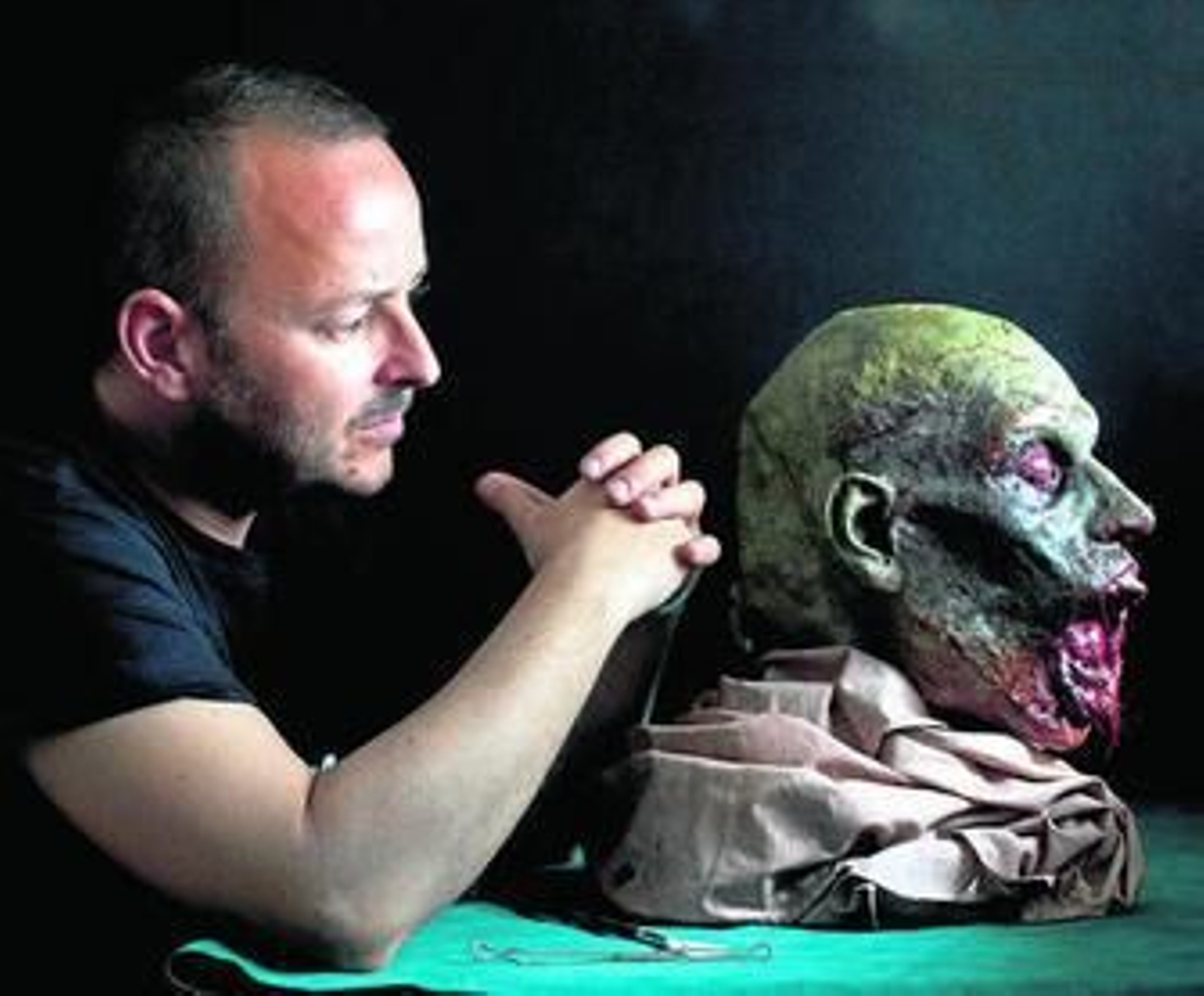 Joaquín Lavilla, con una de las creaciones que tiene en su estudio.