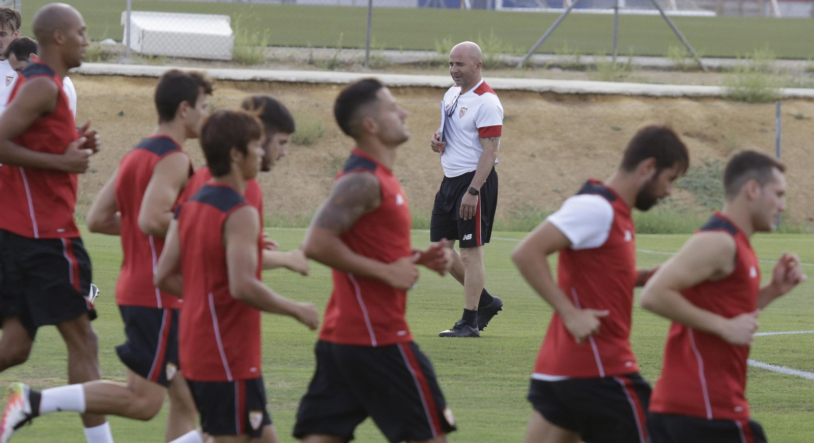 Sampaoli, al fondo, mientras sus jugadores entrenan.