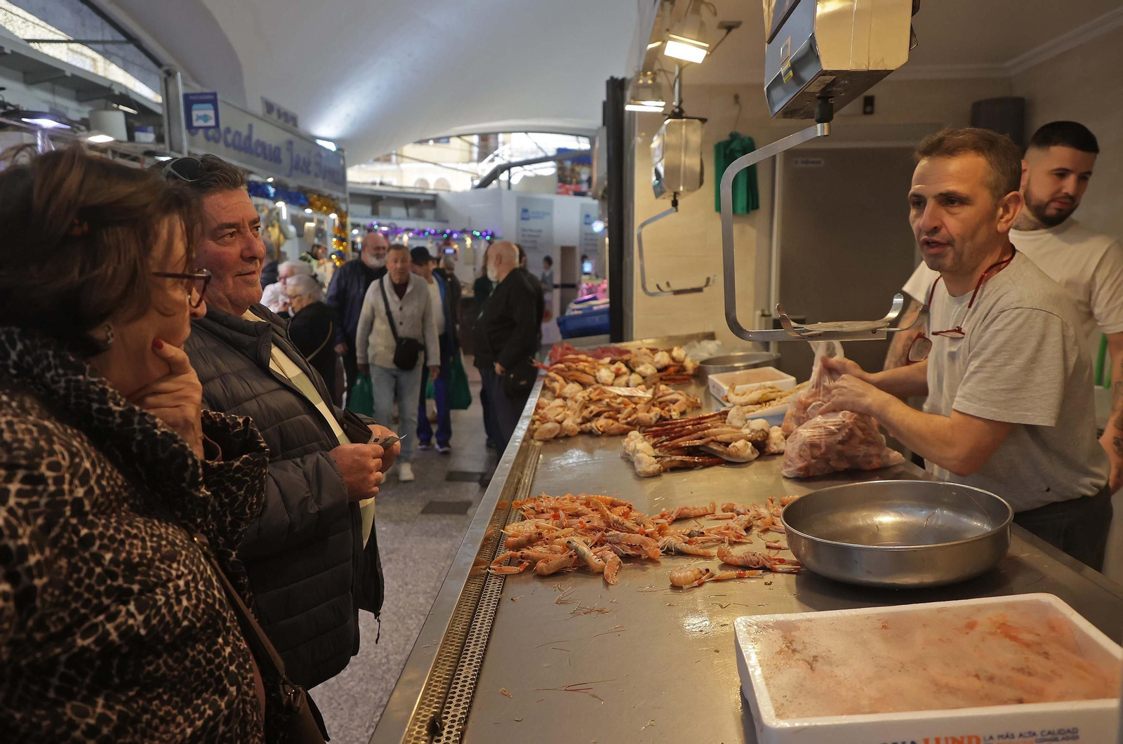 Fotos de las últimas compras en Algeciras para la cena de Nochebuena