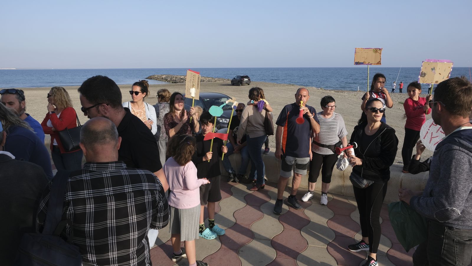 Concentración de los vecinos de Costacabana por los vertidos de agua al mar