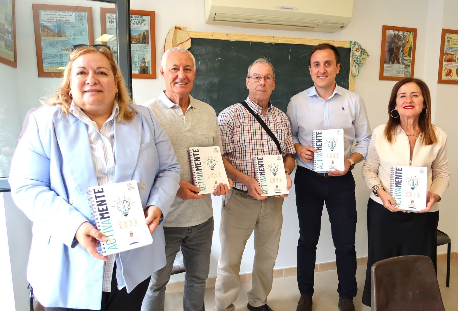 El alcalde y la concejal de mayores hacen entrega de las agendas.