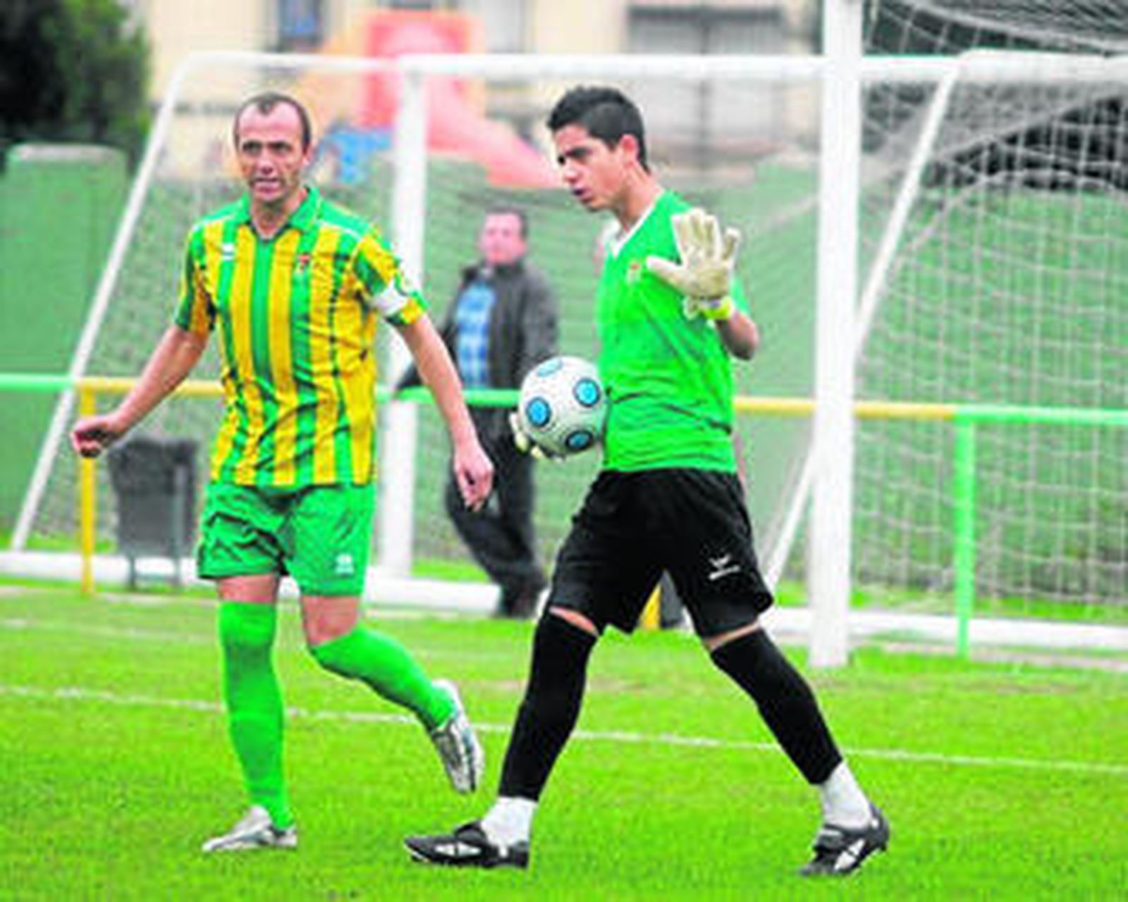 El portero Josemi, en su debut con la Unión hace dos temporadas, junto a Espínola.