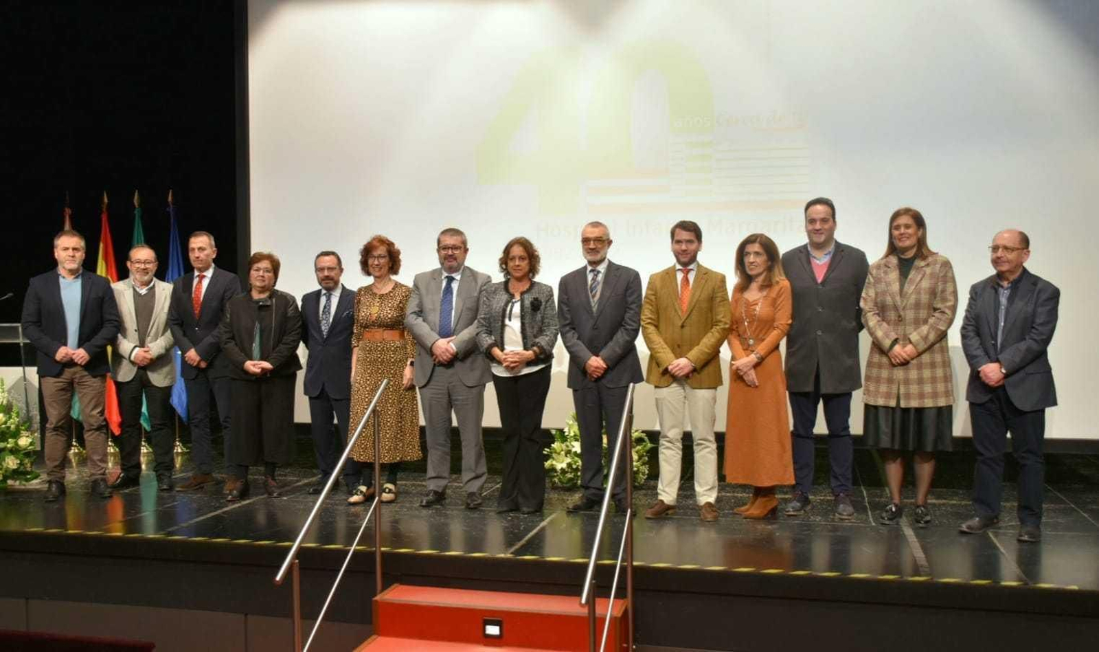 Foto de familia del acto del 40 aniversario del Hospital Infanta Margarita de Cabra.