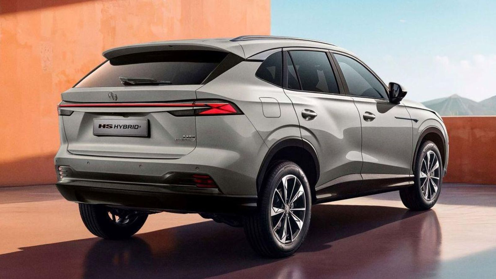 El sistema híbrido de este HS combina el uso de un motor térmico atmosférico, con dos eléctricos que cumplen funciones bien diferenciadas entre sí.