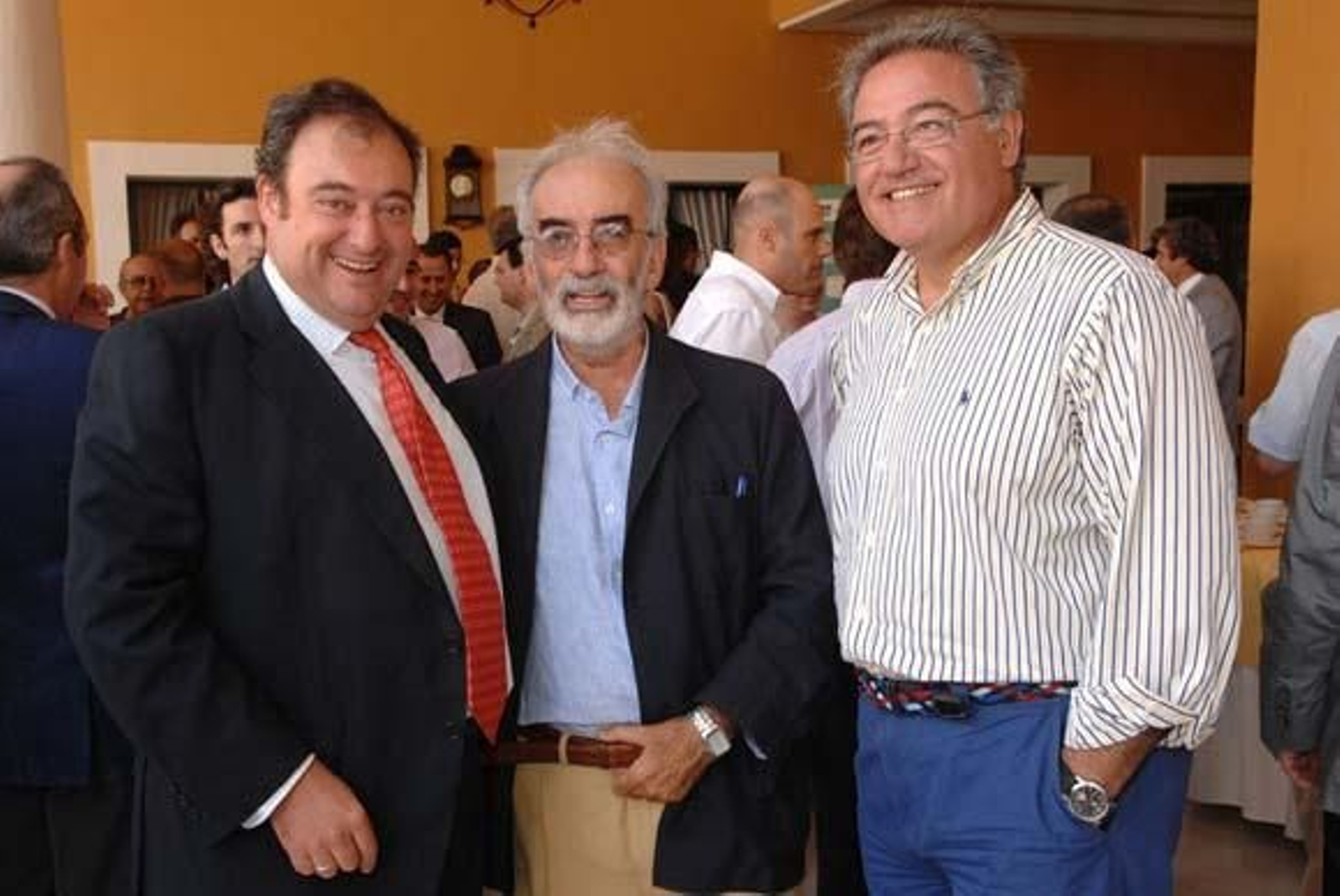Tomás Valiente, director general del Grupo Joly, con Ramón Iglesia, de la empresa Sodynur, y López Almagro, de Emsisa

Foto: Paco Periñán
