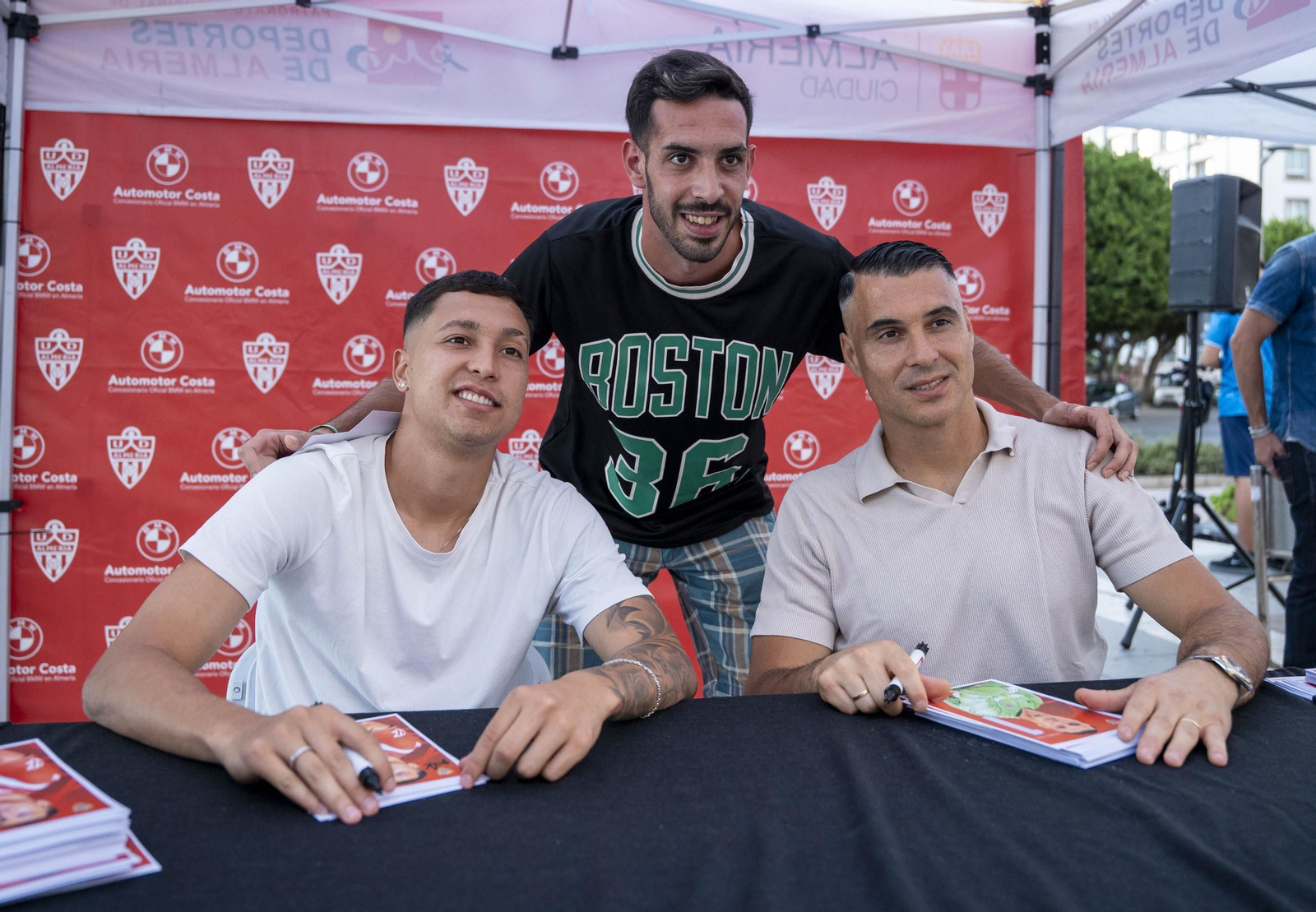 Los jugadores de la UDA Thalys y Andrés firman autógrafos