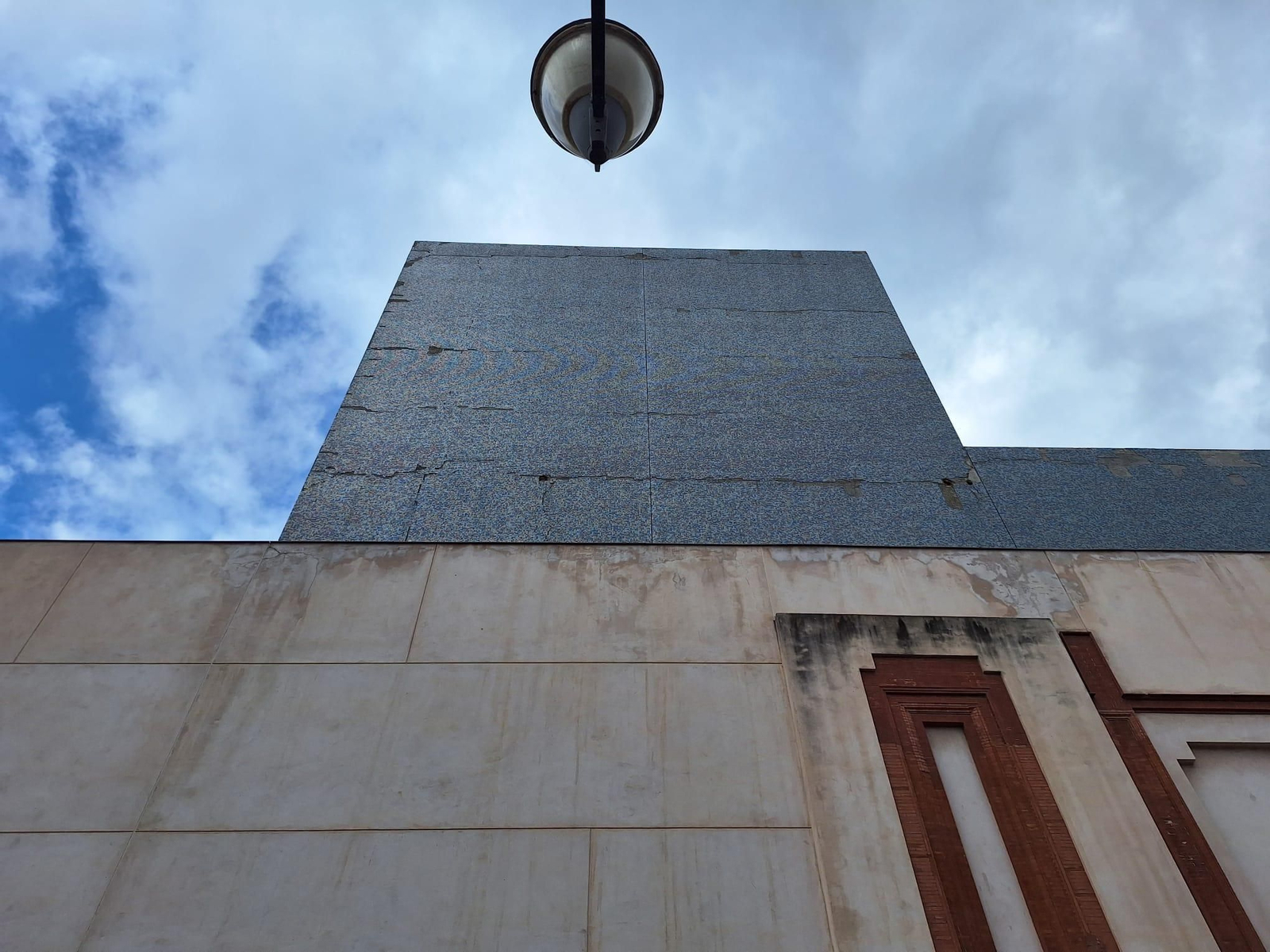 La fachada del teatro florida, con grietas.