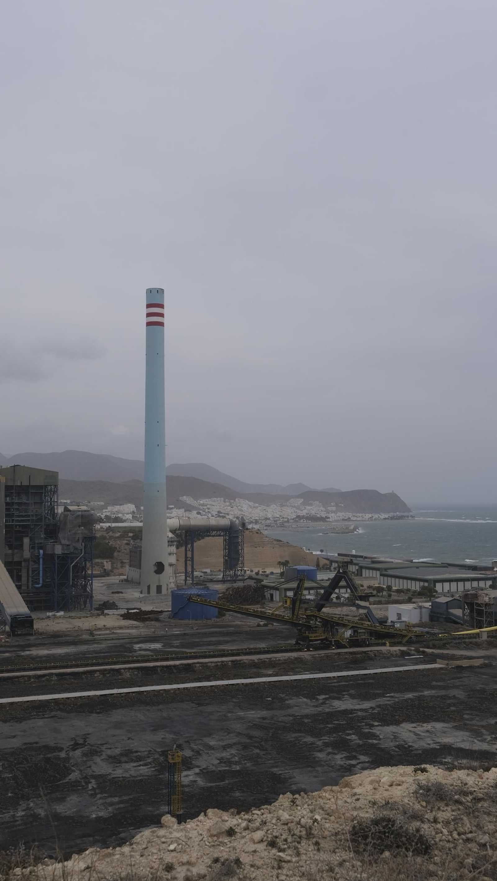El derribo de la Torre Litoral de Endesa en Carboneras, en imágenes